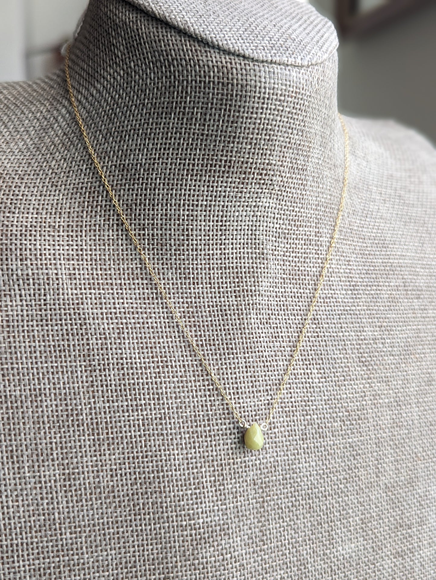 Colgante de lágrima de jade amarillo sobre oro de 14 k