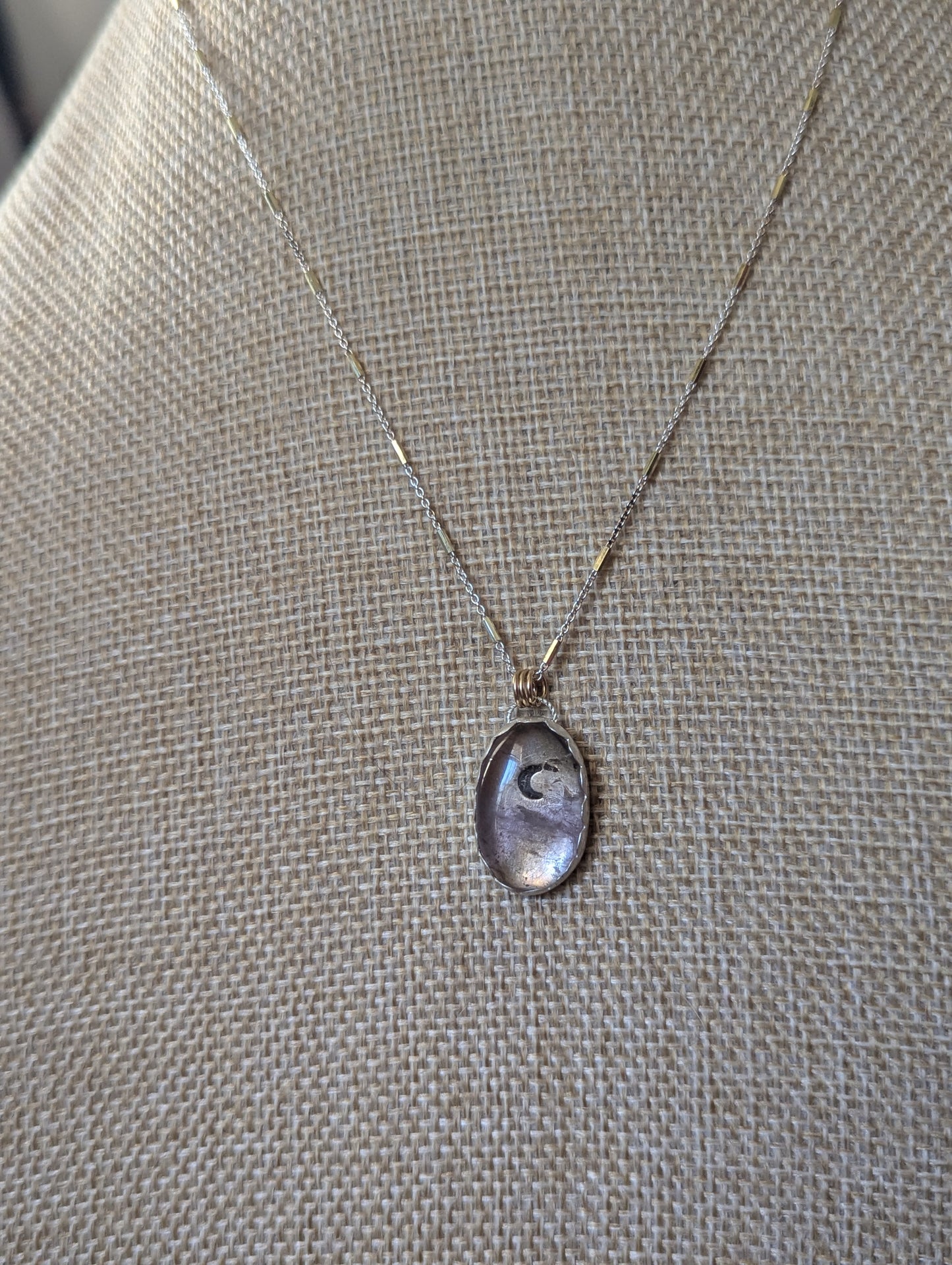 Collar de metal mixto con luna creciente de ametrino