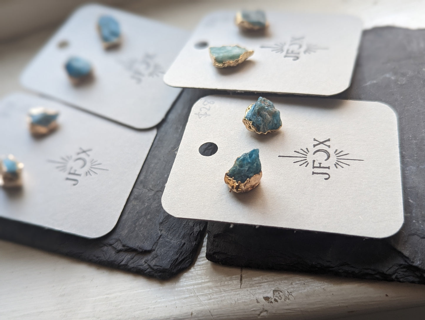 Pendientes de piedras preciosas en bruto (varios estilos disponibles)