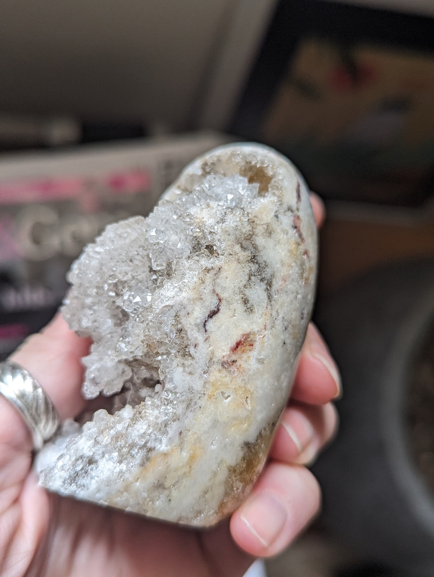 Huevo de cuarzo cristalino Druzy de bolsillo pulido