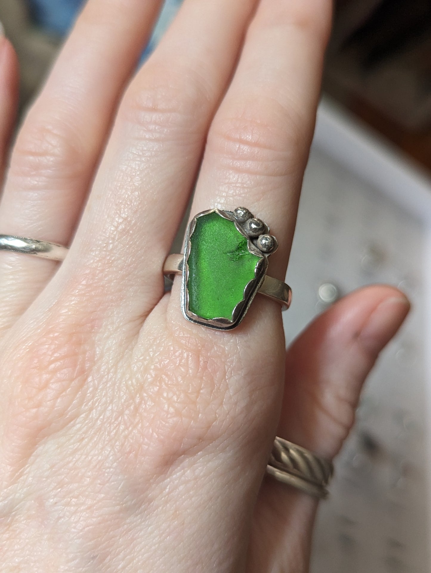 Anillo de plata de ley con cristales de mar verdes y adornos - Talla 9