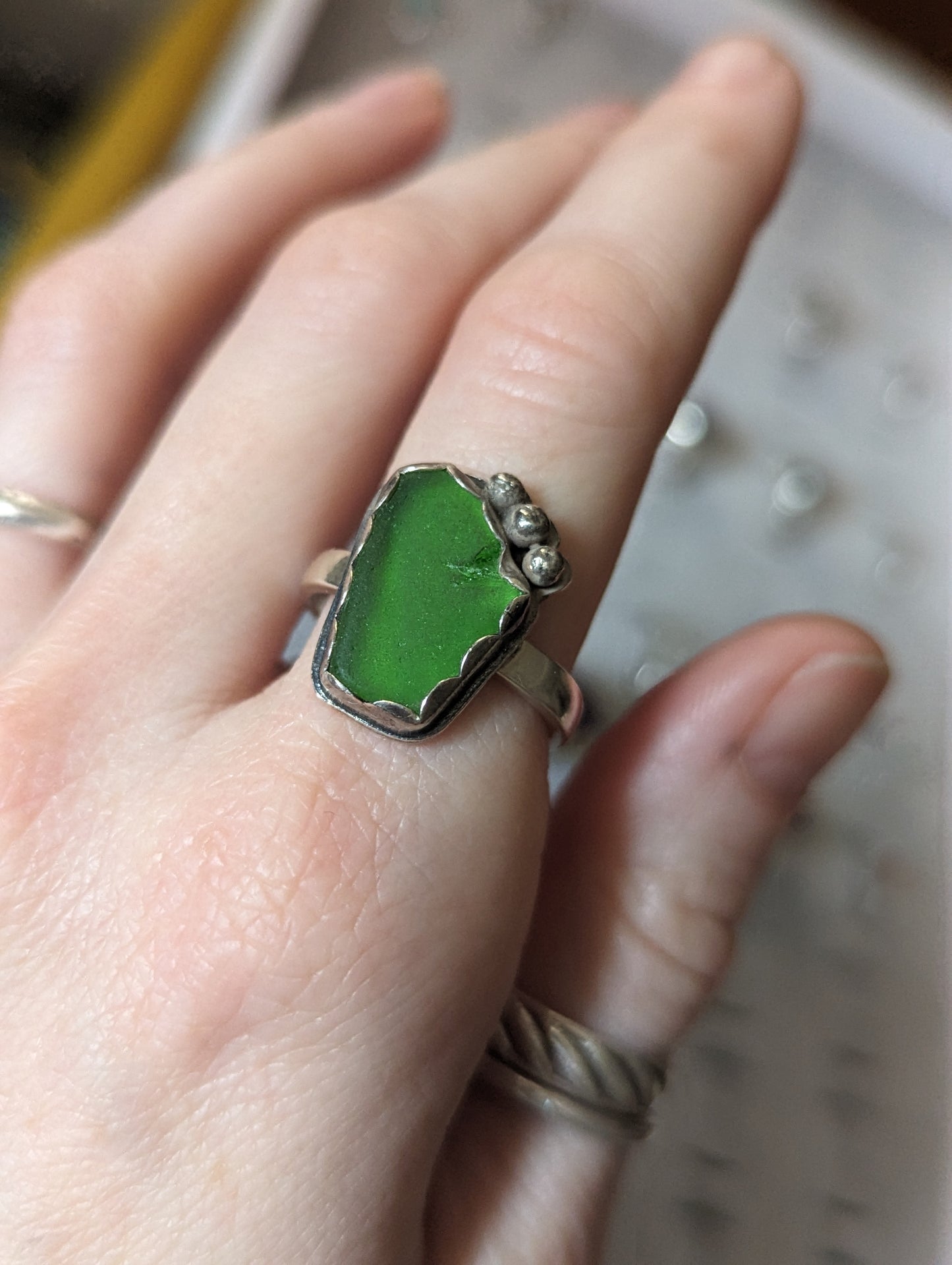 Anillo de plata de ley con cristales de mar verdes y adornos - Talla 9