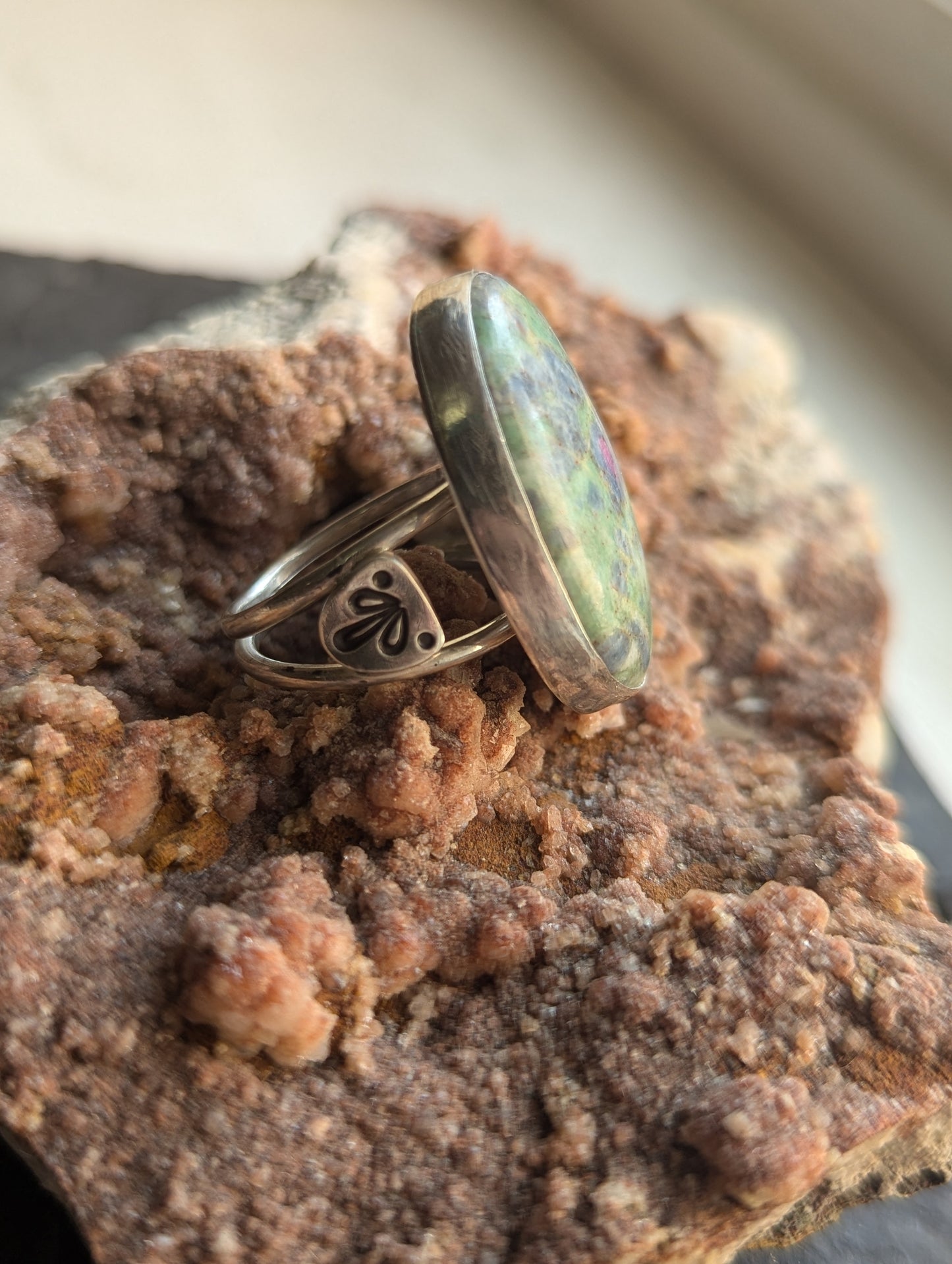 Anillo ovalado de plata de ley con rubí y fucsita - Talla 8