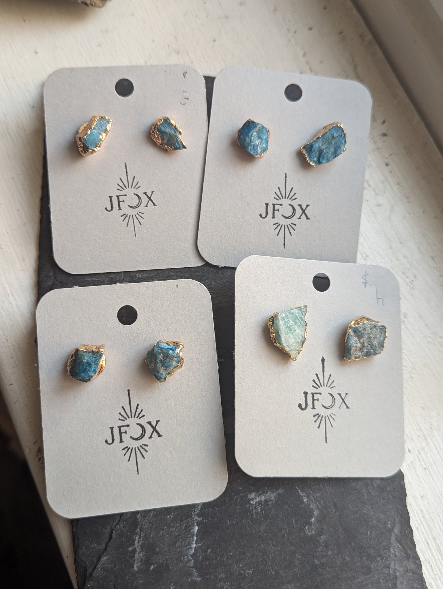 Pendientes de piedras preciosas en bruto (varios estilos disponibles)