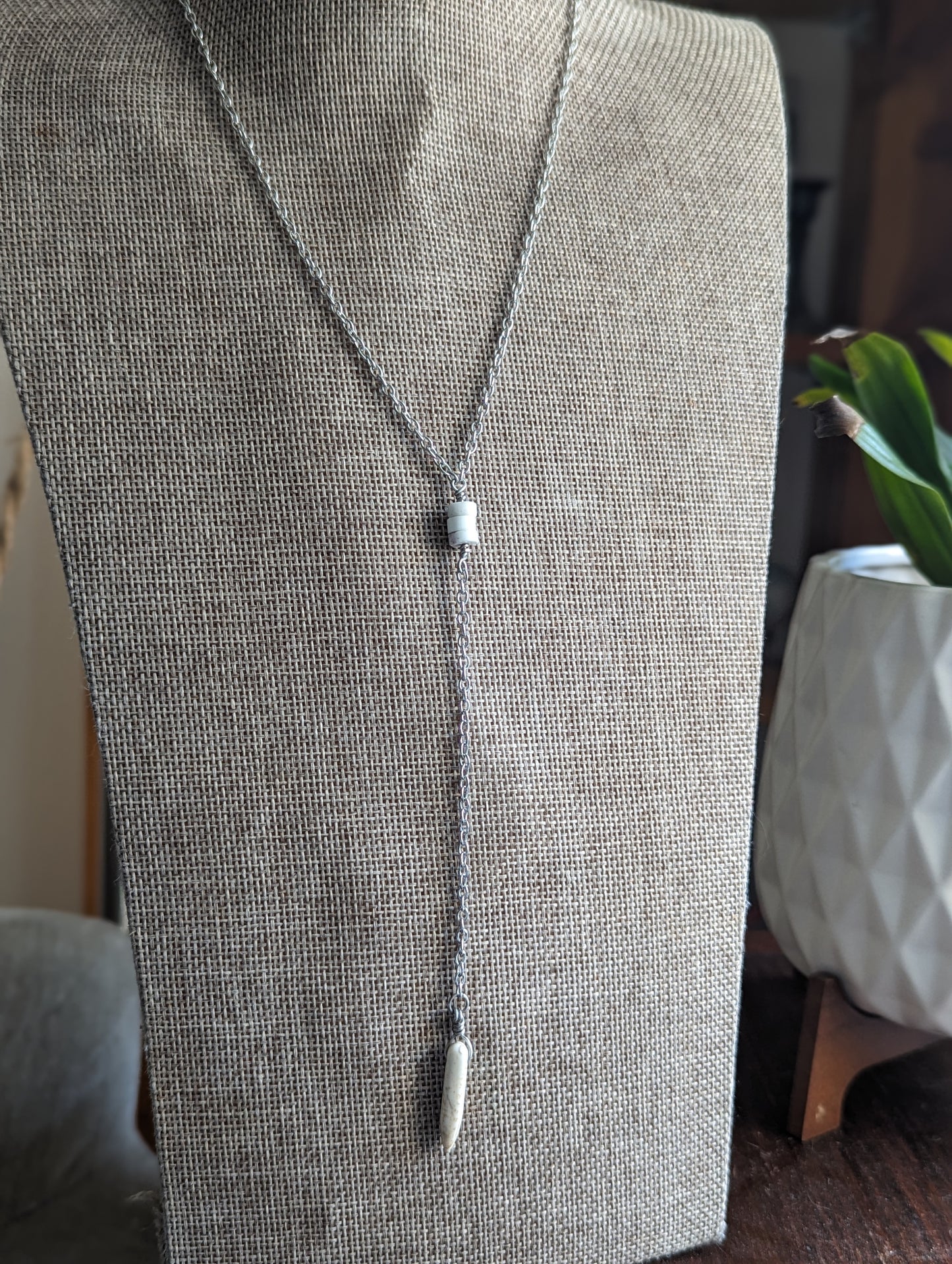 Collar de lazo de howlita blanca