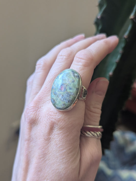 Anillo ovalado de plata de ley con rubí y fucsita - Talla 8