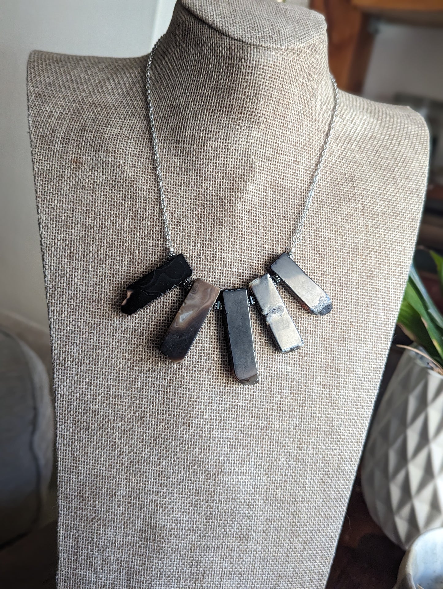 Collar corto llamativo de ágata negra