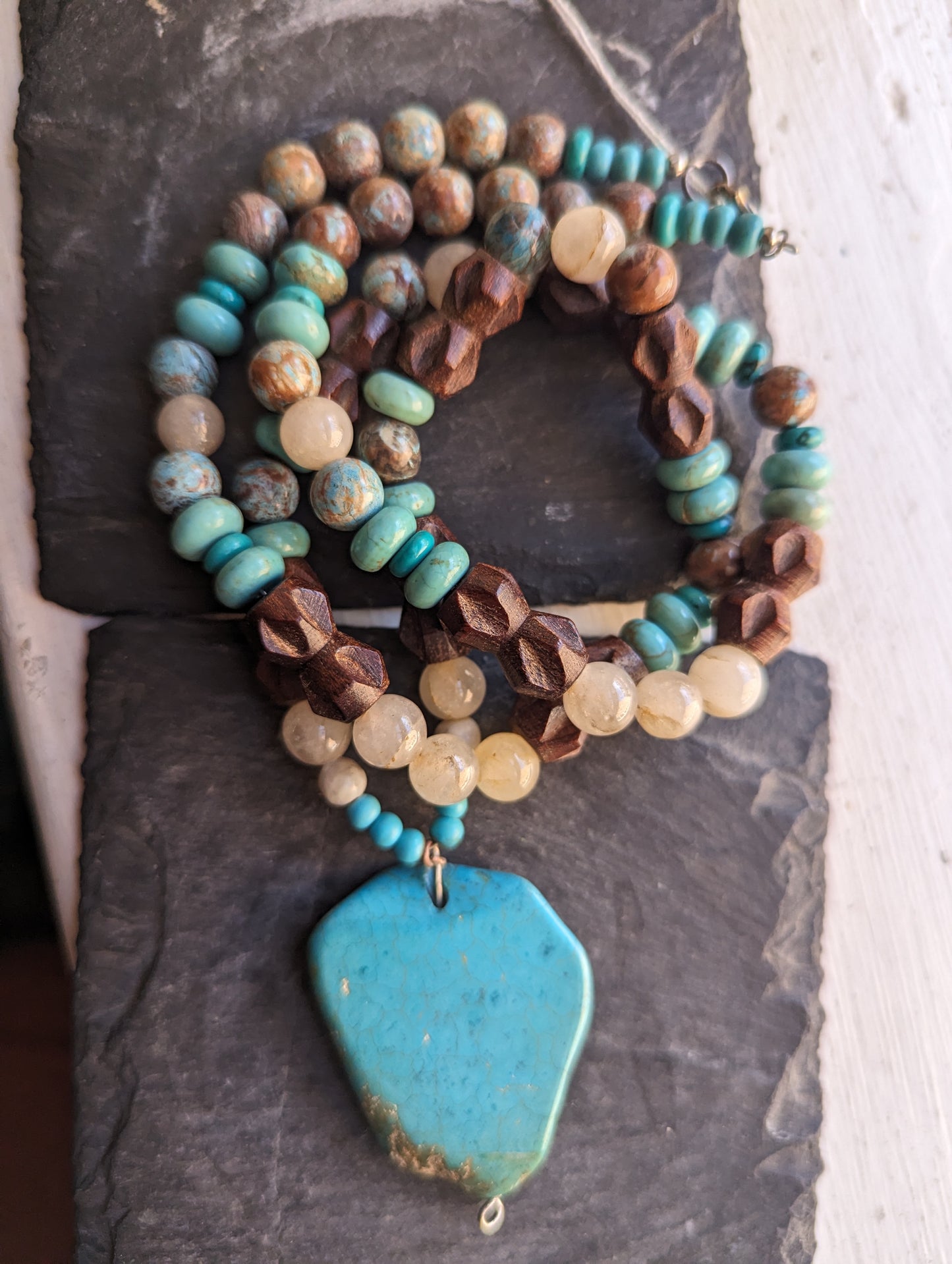 Collar llamativo de howlita turquesa, ágata azul intenso y madera