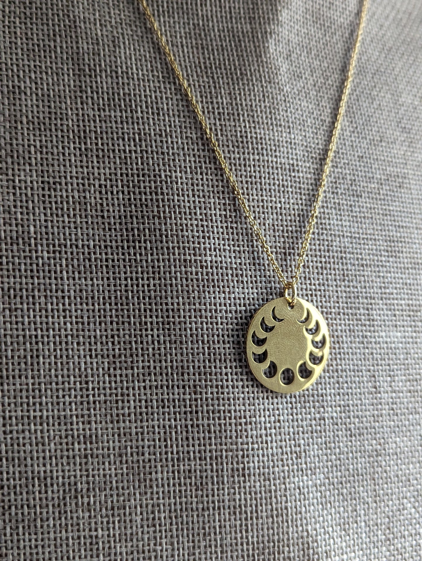 Collar talismán de fase lunar (oro o plata)