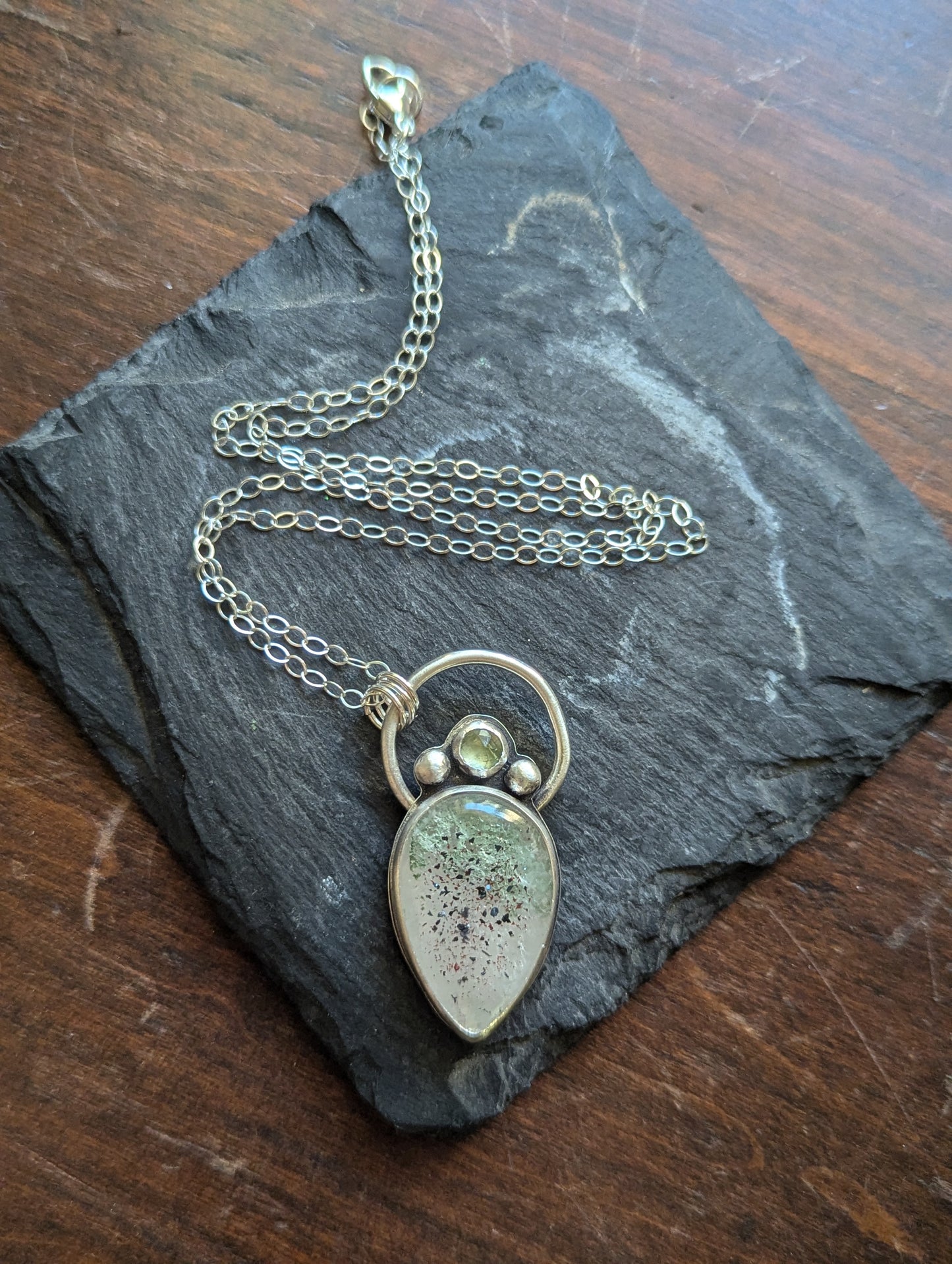 Collar de plata de ley con lodolita y cianita verde