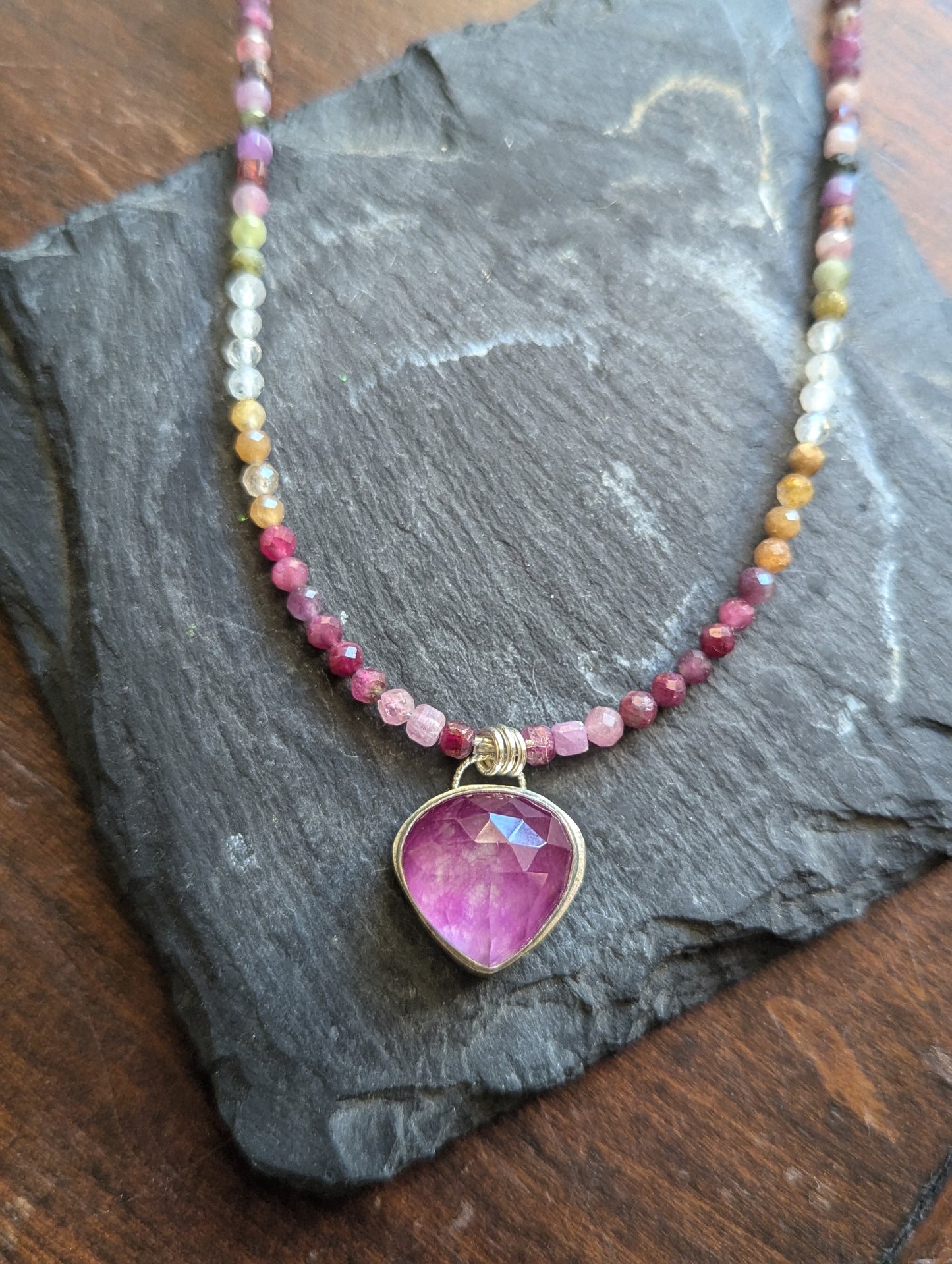 Collar de cuentas de rubí y turmalina