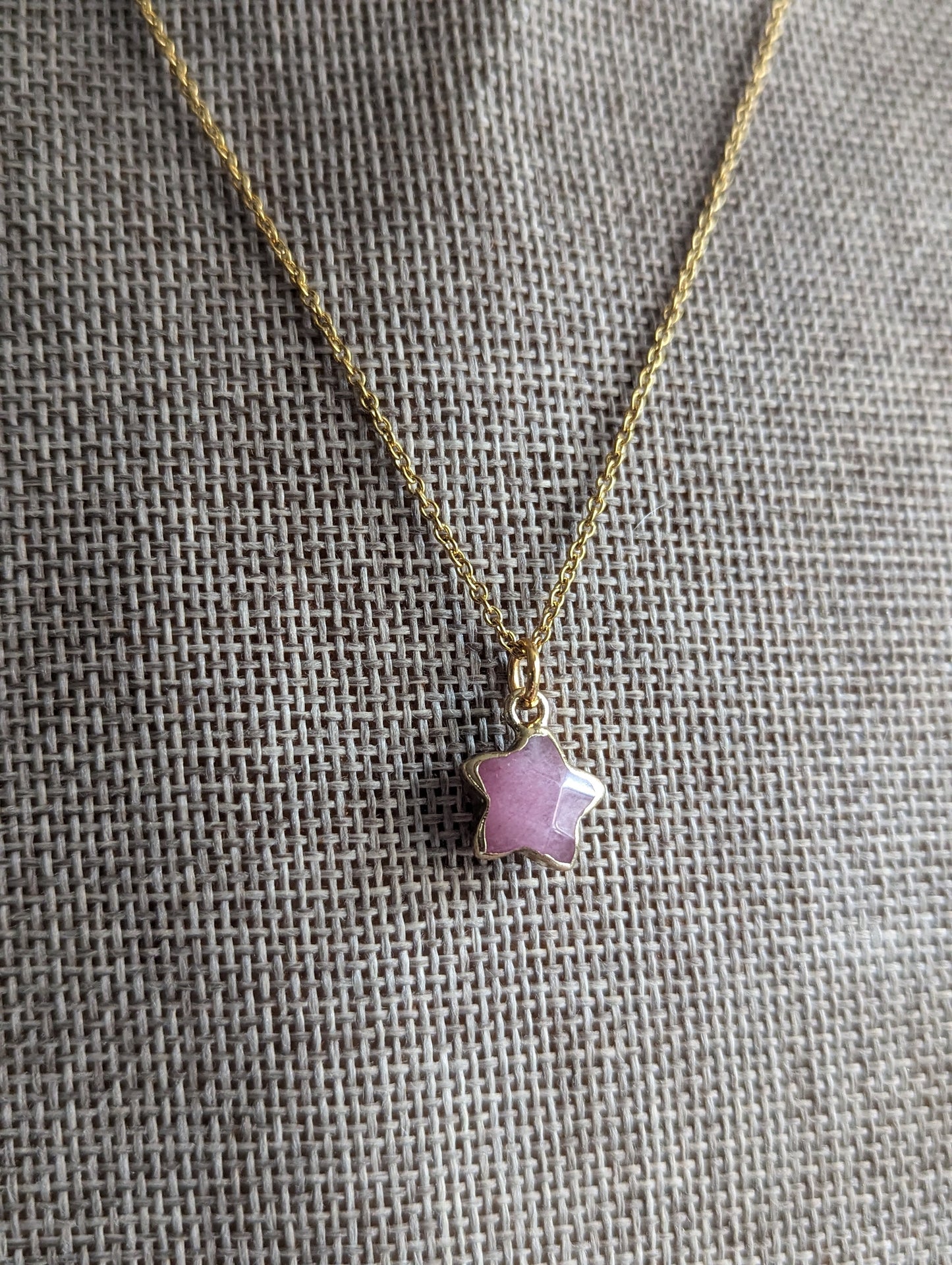 Collar de acero inoxidable dorado con estrella de piedras preciosas