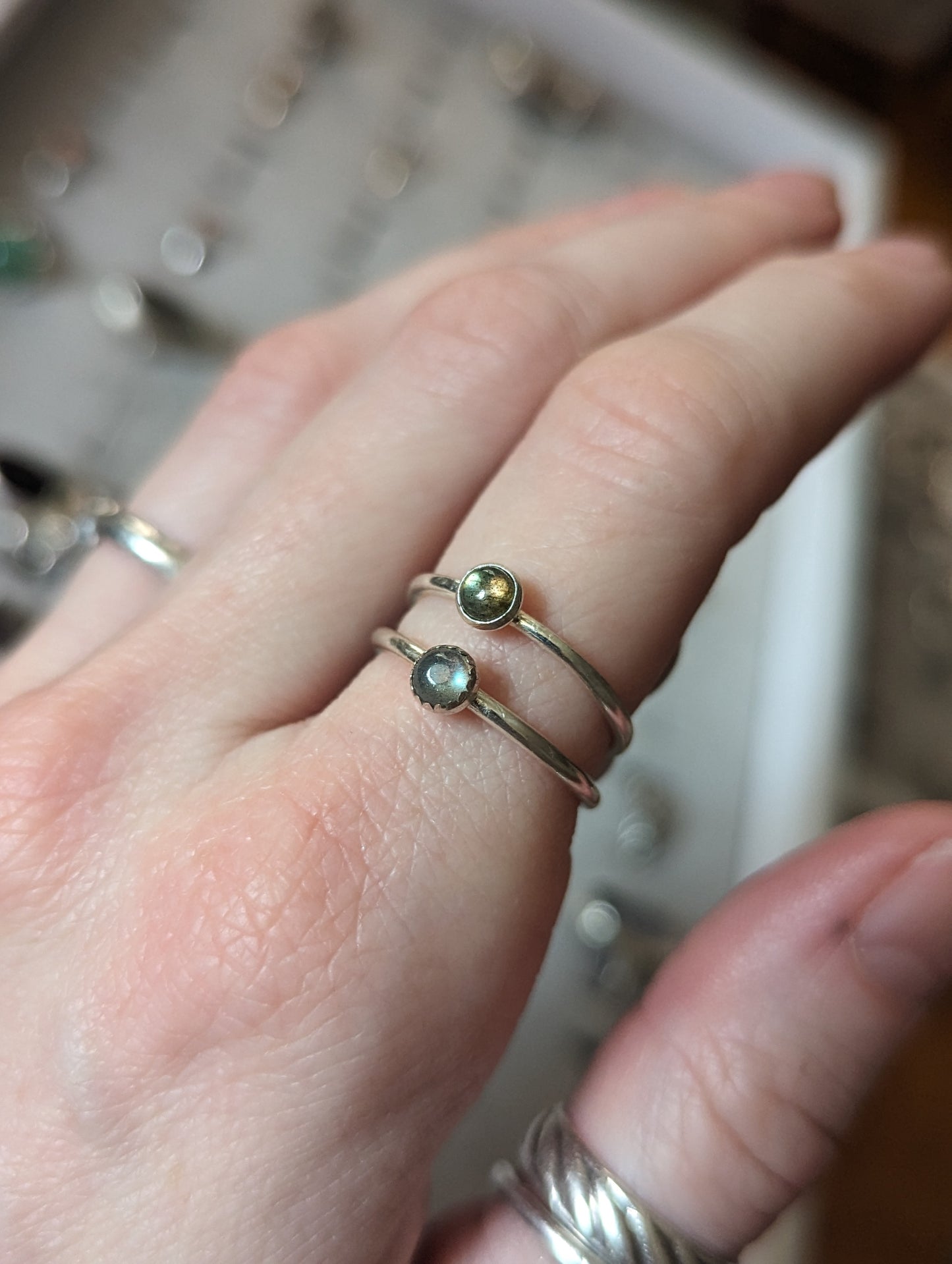 Anillo apilable de labradorita de 4 mm (varios tamaños disponibles)