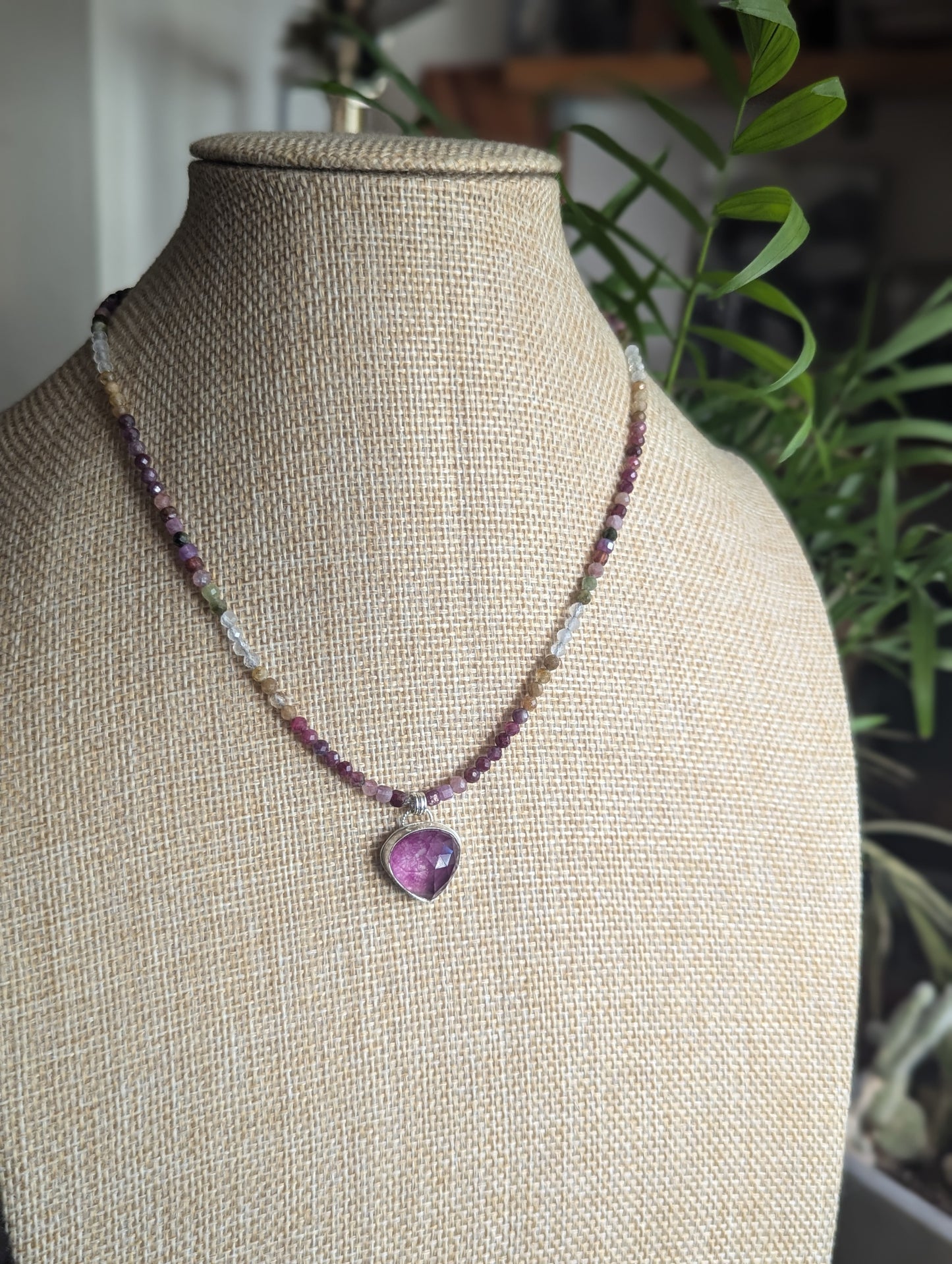 Collar de cuentas de rubí y turmalina