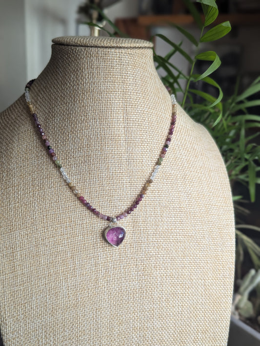 Collar de cuentas de rubí y turmalina