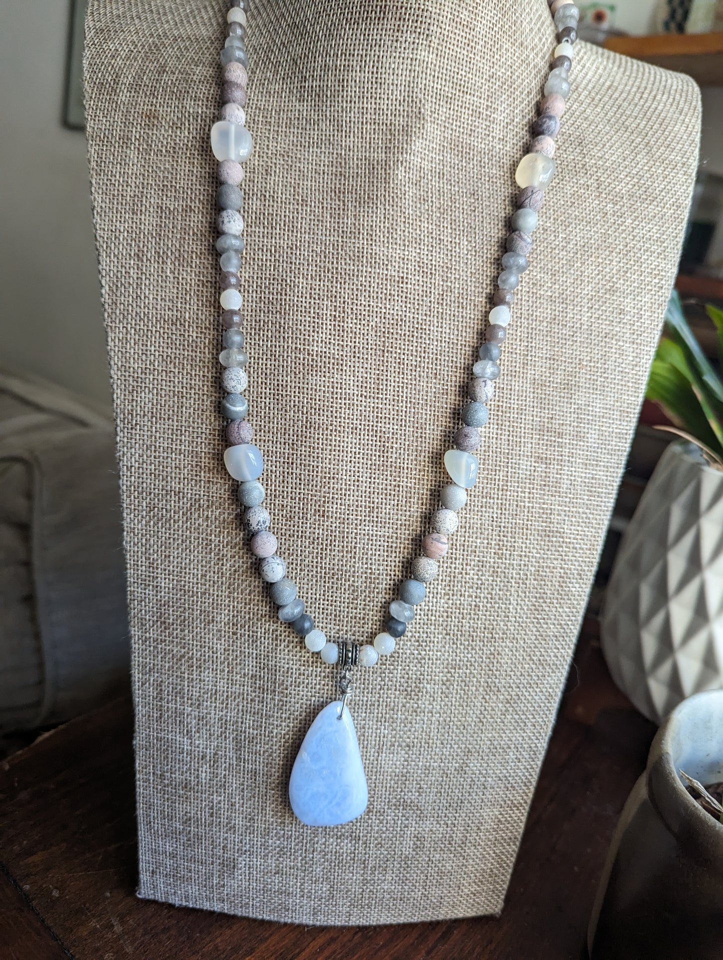 Collar llamativo de jaspe artístico y ágata de encaje azul