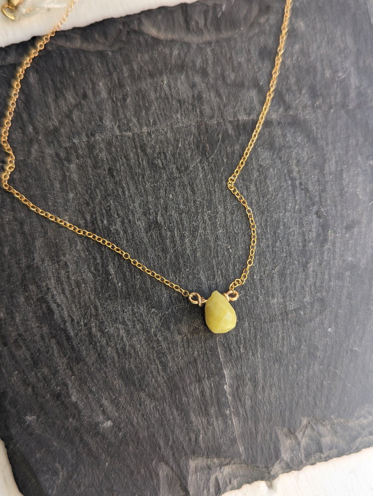Colgante de lágrima de jade amarillo sobre oro de 14 k