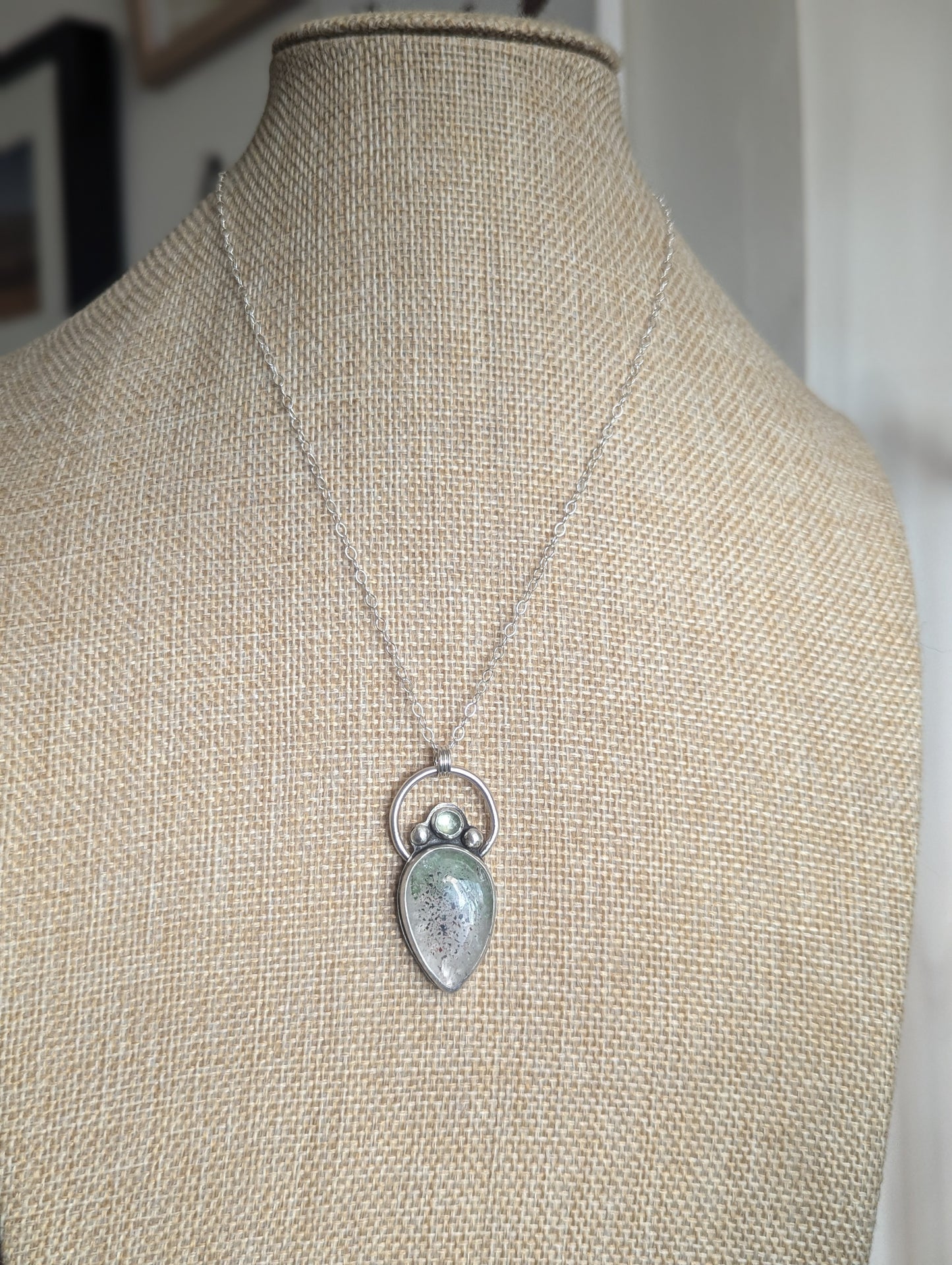 Collar de plata de ley con lodolita y cianita verde