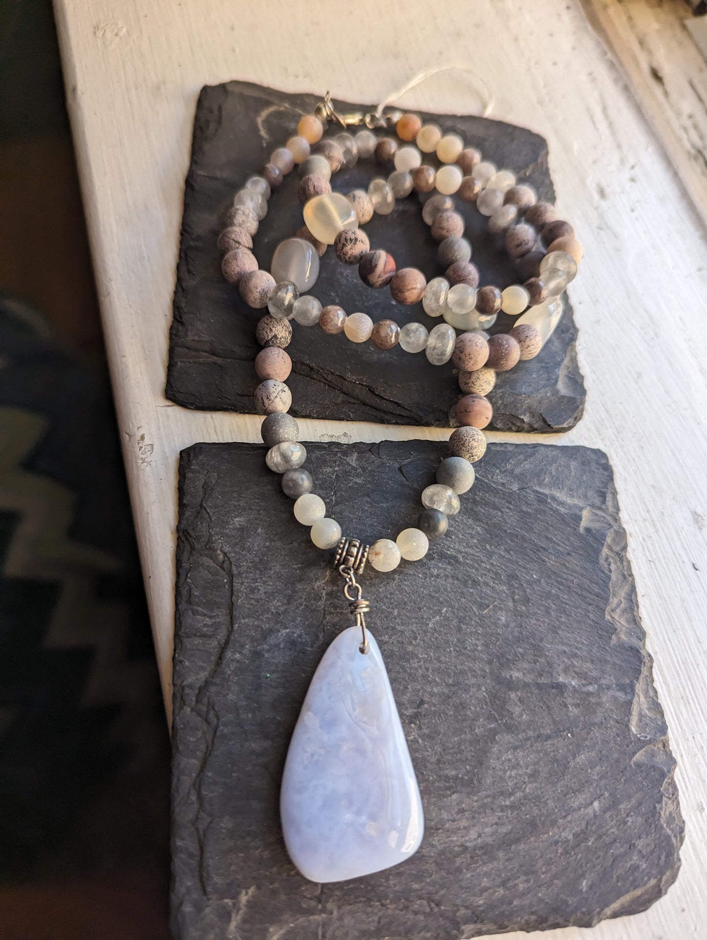 Collar llamativo de jaspe artístico y ágata de encaje azul