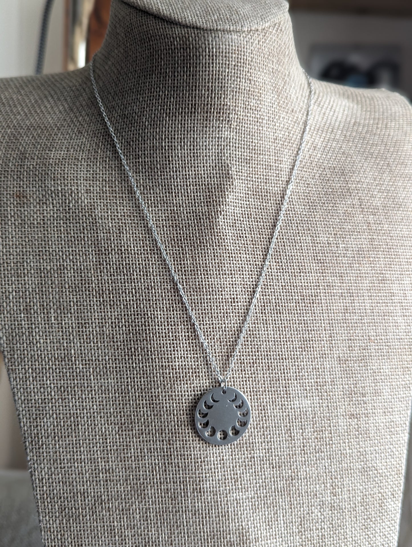 Collar talismán de fase lunar (oro o plata)