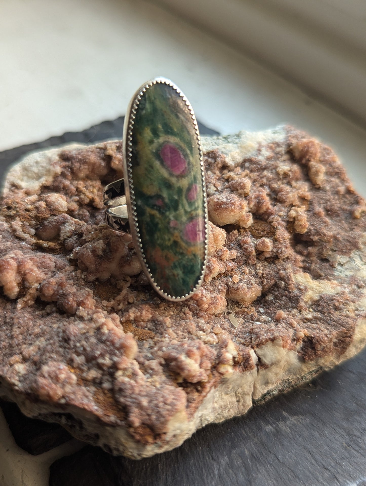 Anillo ovalado largo de plata de ley con rubí y fucsita - Talla 8.5