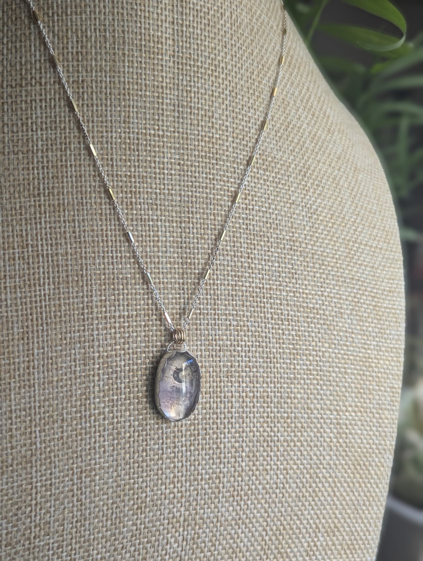 Collar de metal mixto con luna creciente de ametrino