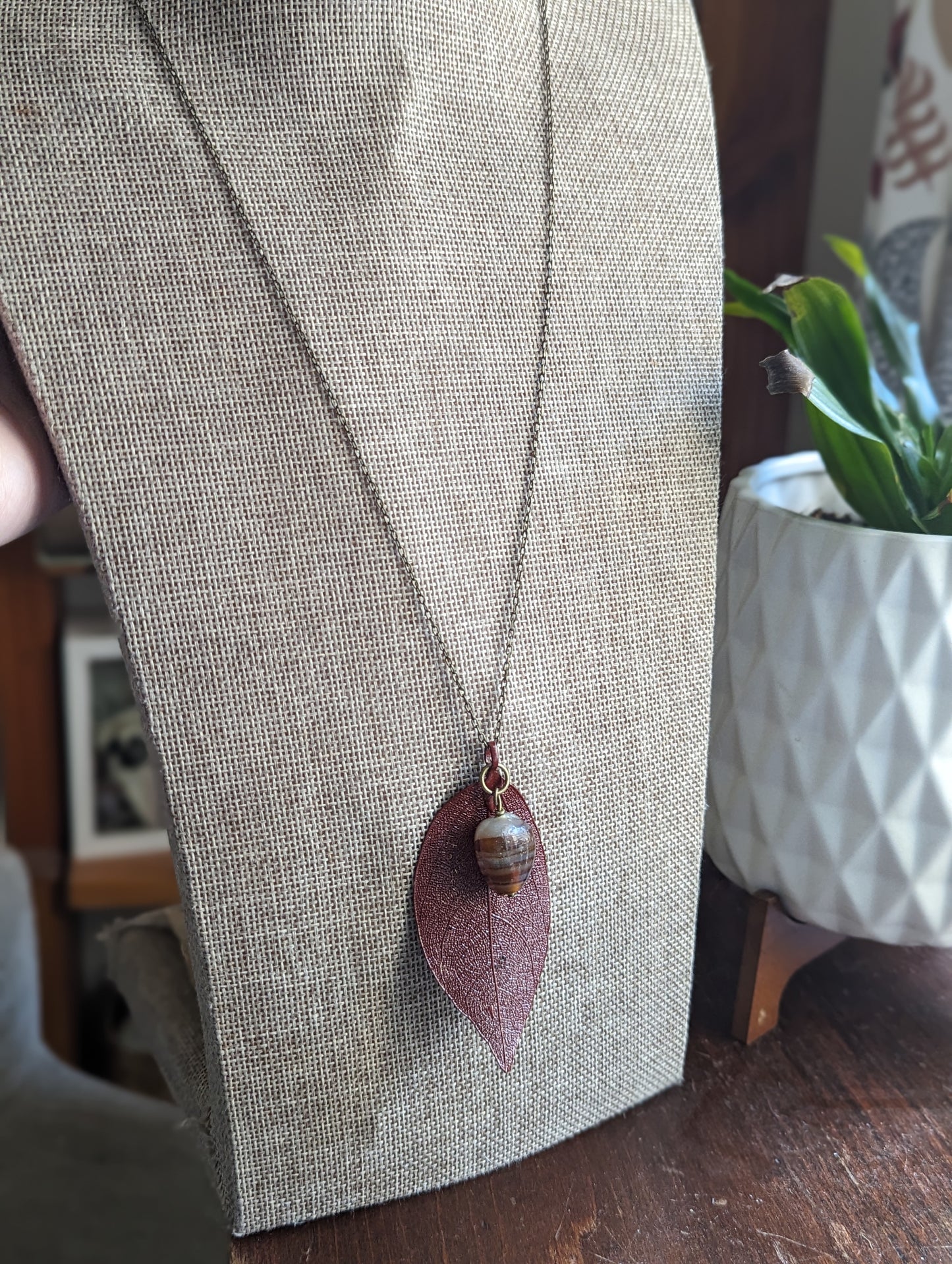 Collar de hojas rojas con cuentas de vidrio vintage