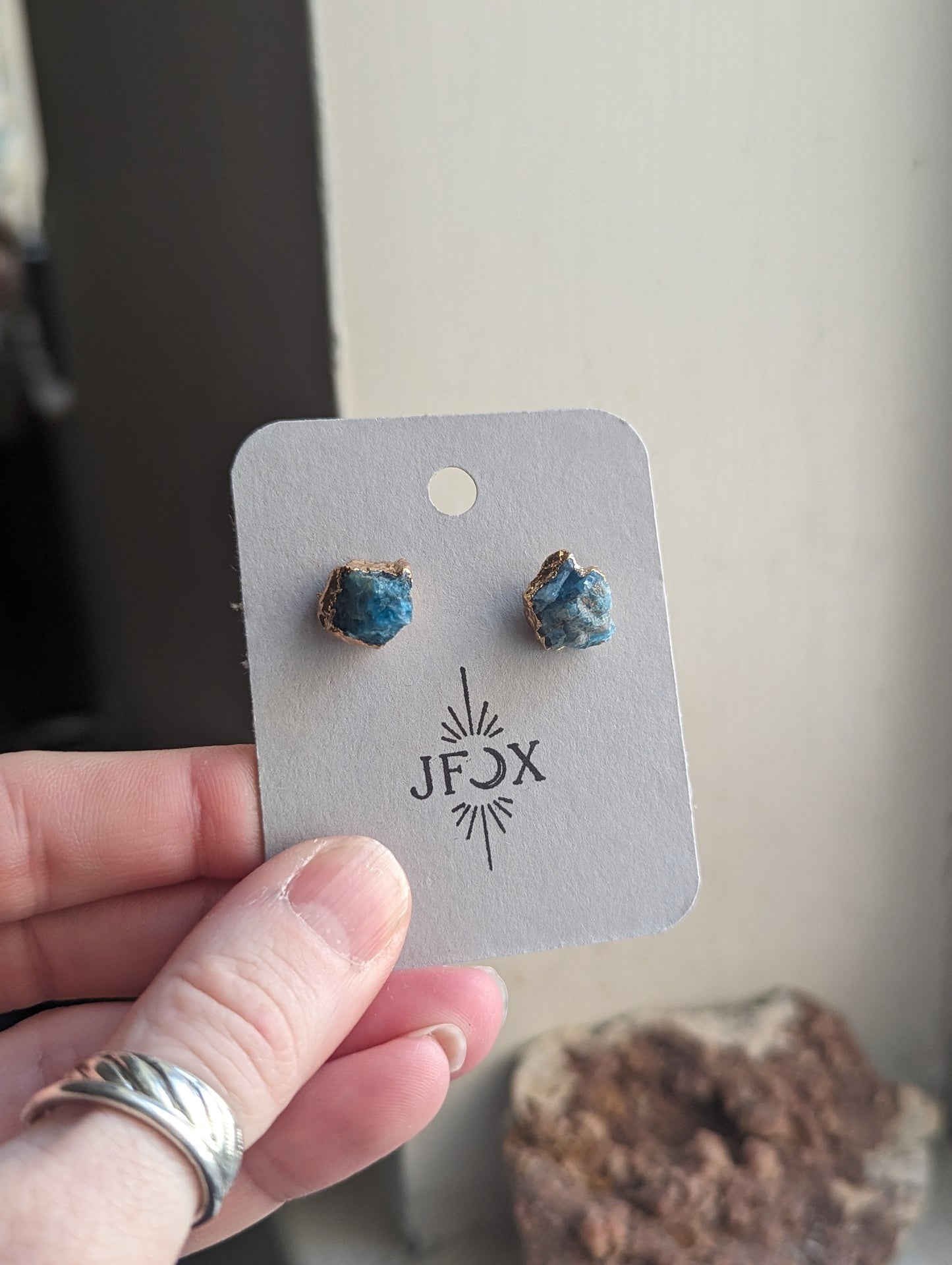 Pendientes de piedras preciosas en bruto (varios estilos disponibles)
