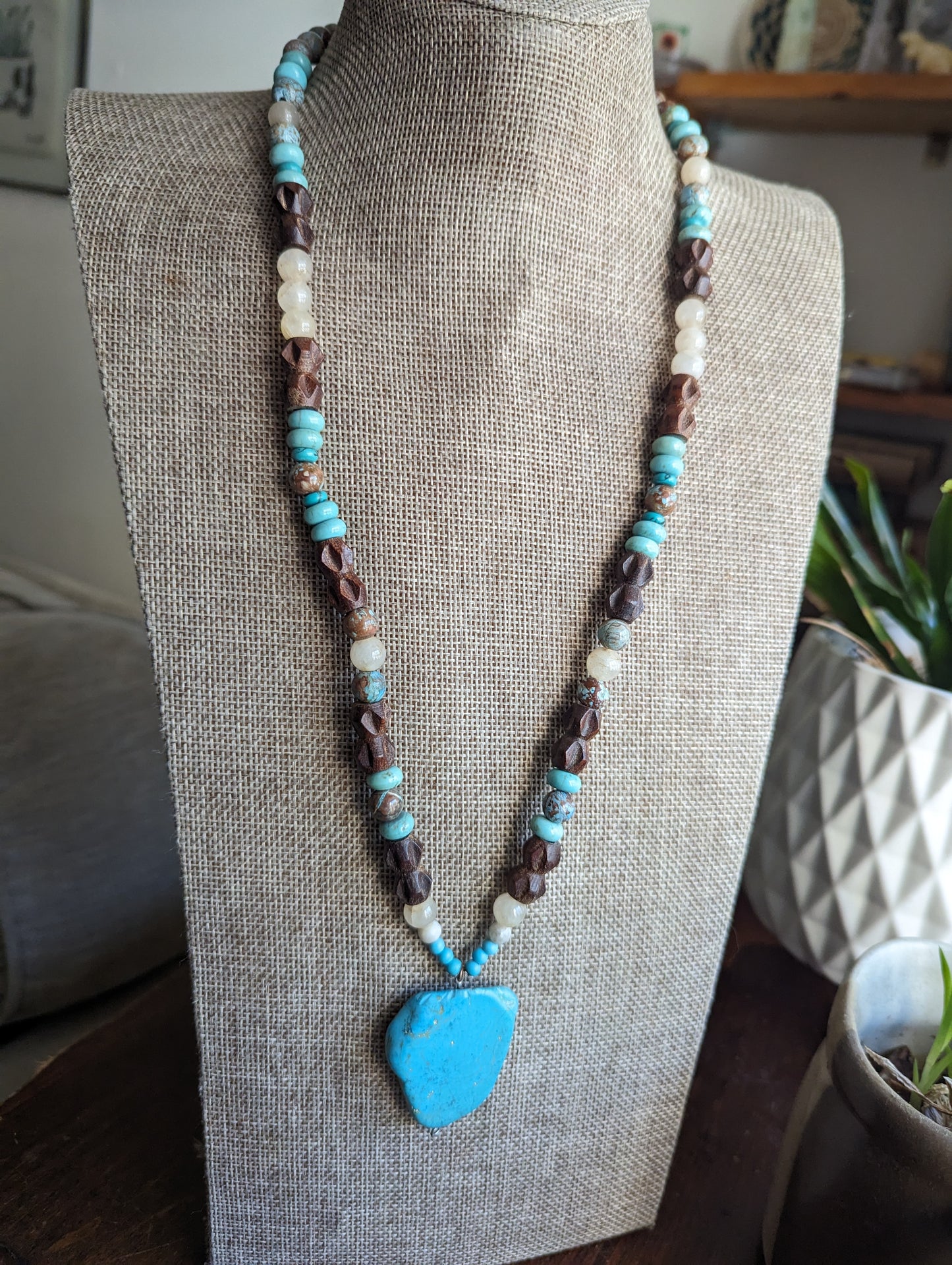 Collar llamativo de howlita turquesa, ágata azul intenso y madera