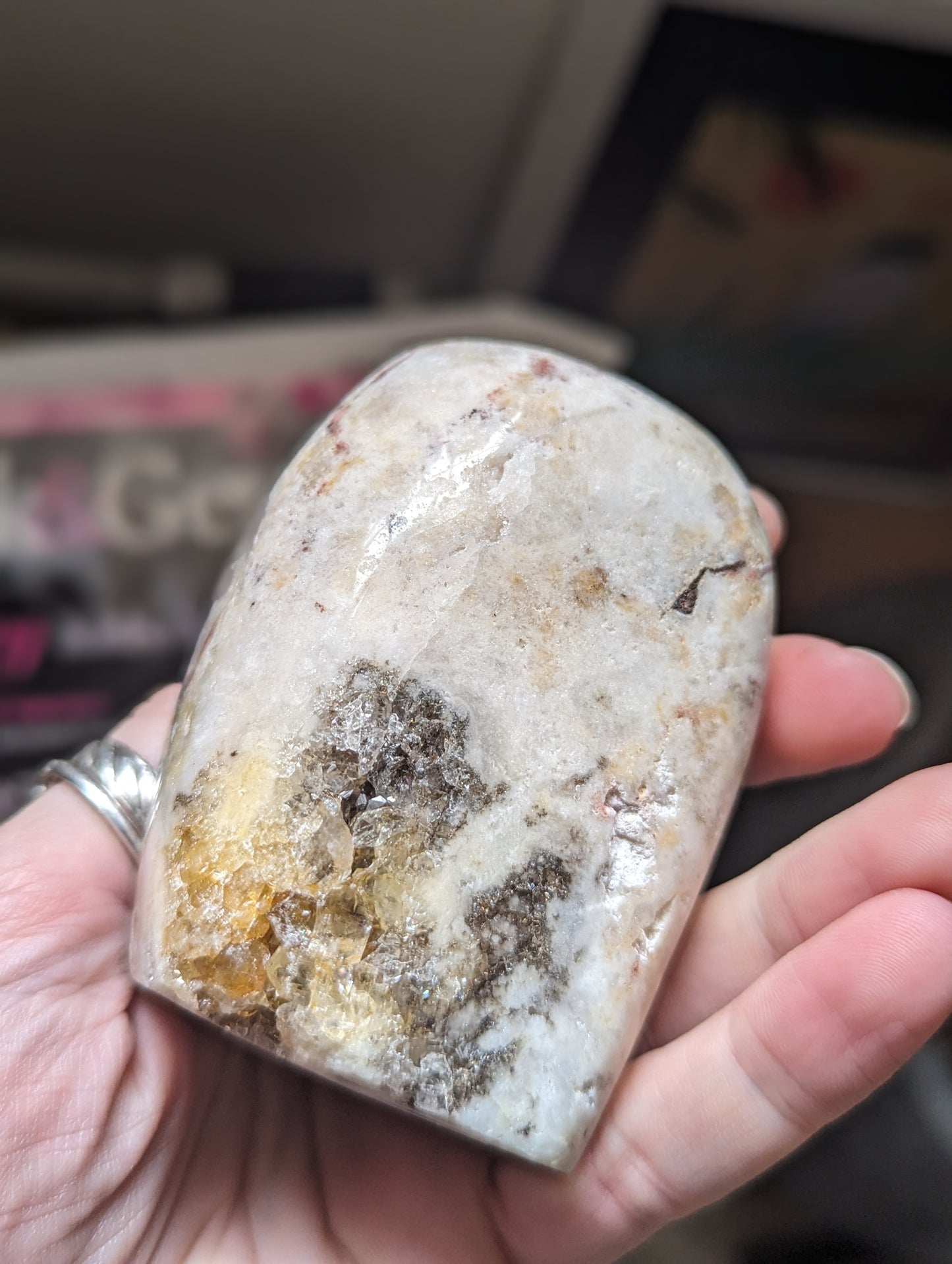 Huevo de cuarzo cristalino Druzy de bolsillo pulido