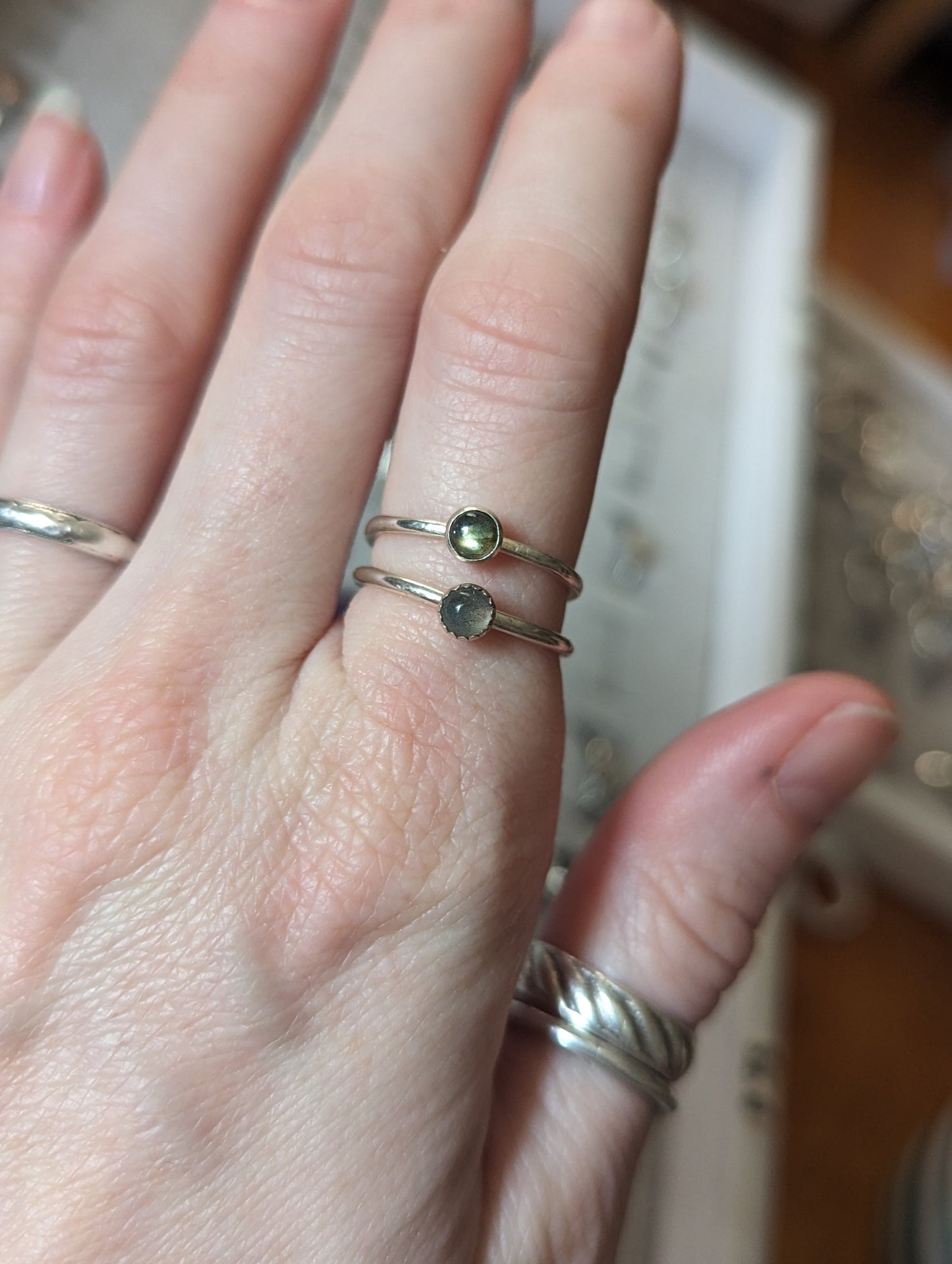 Anillo apilable de labradorita de 4 mm (varios tamaños disponibles)