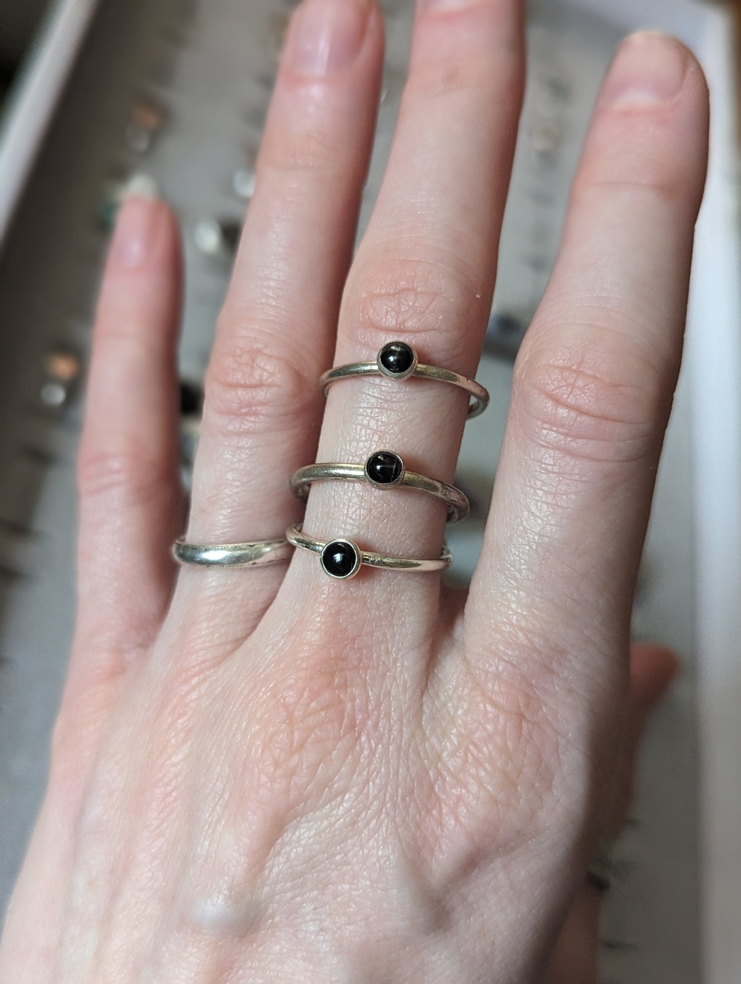 Anillo apilable de ónix de 4 mm (varios tamaños disponibles) MTO