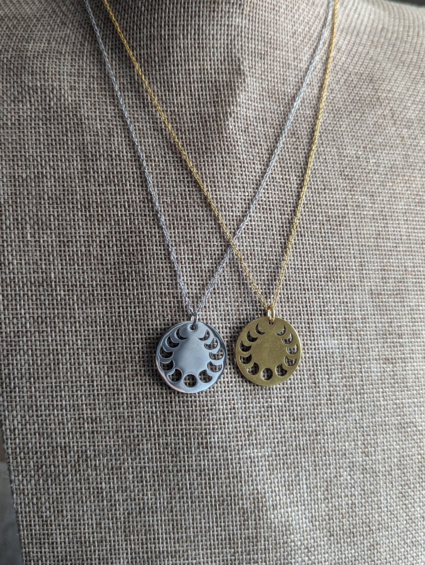 Collar talismán de fase lunar (oro o plata)