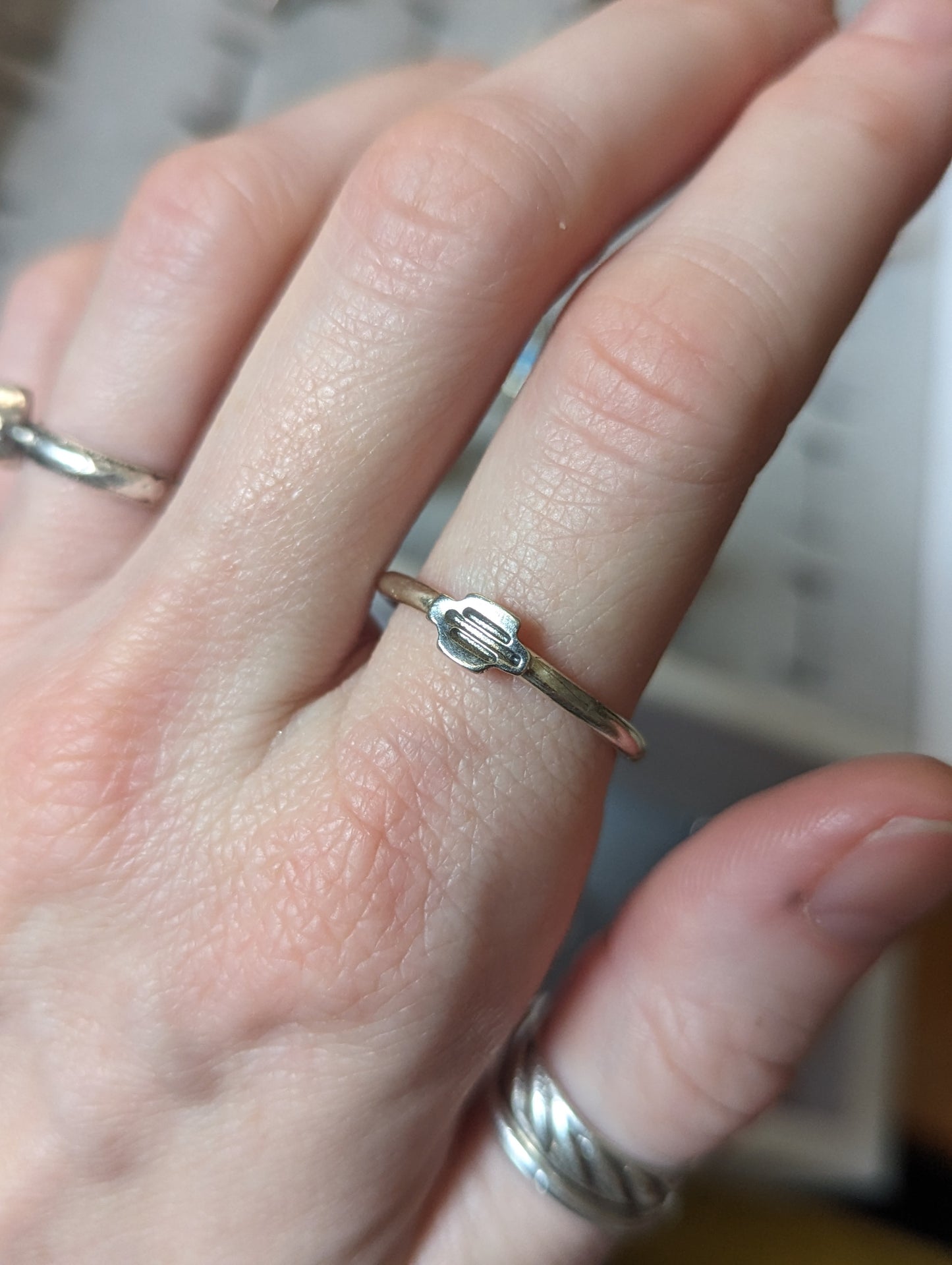 Anillo de plata apilador con estampado de línea (varios tamaños disponibles) MTO