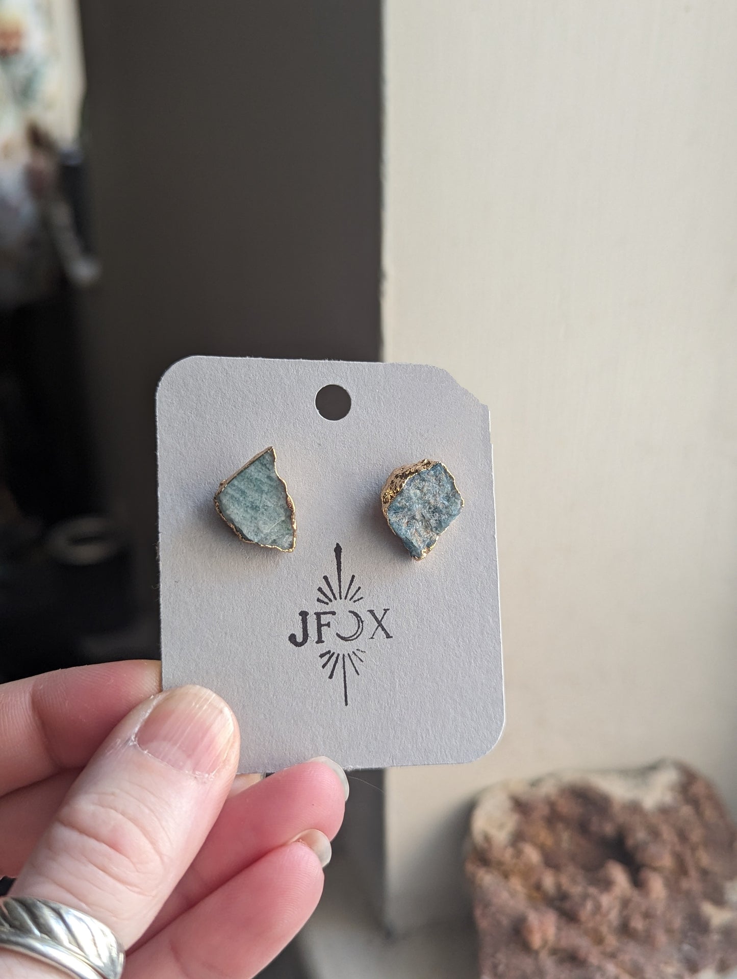 Pendientes de piedras preciosas en bruto (varios estilos disponibles)