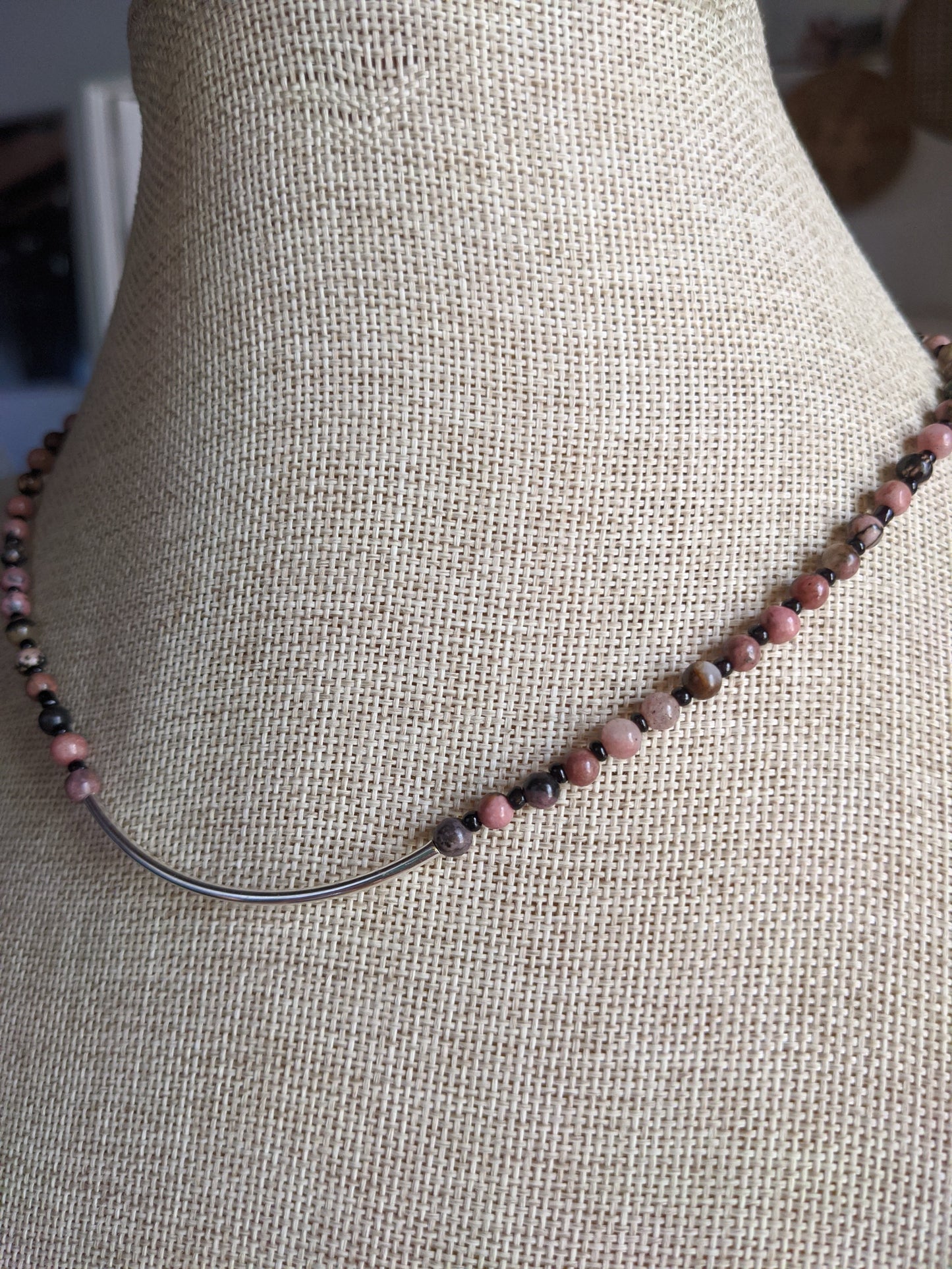 Collar corto llamativo de rodonita y barra de plata