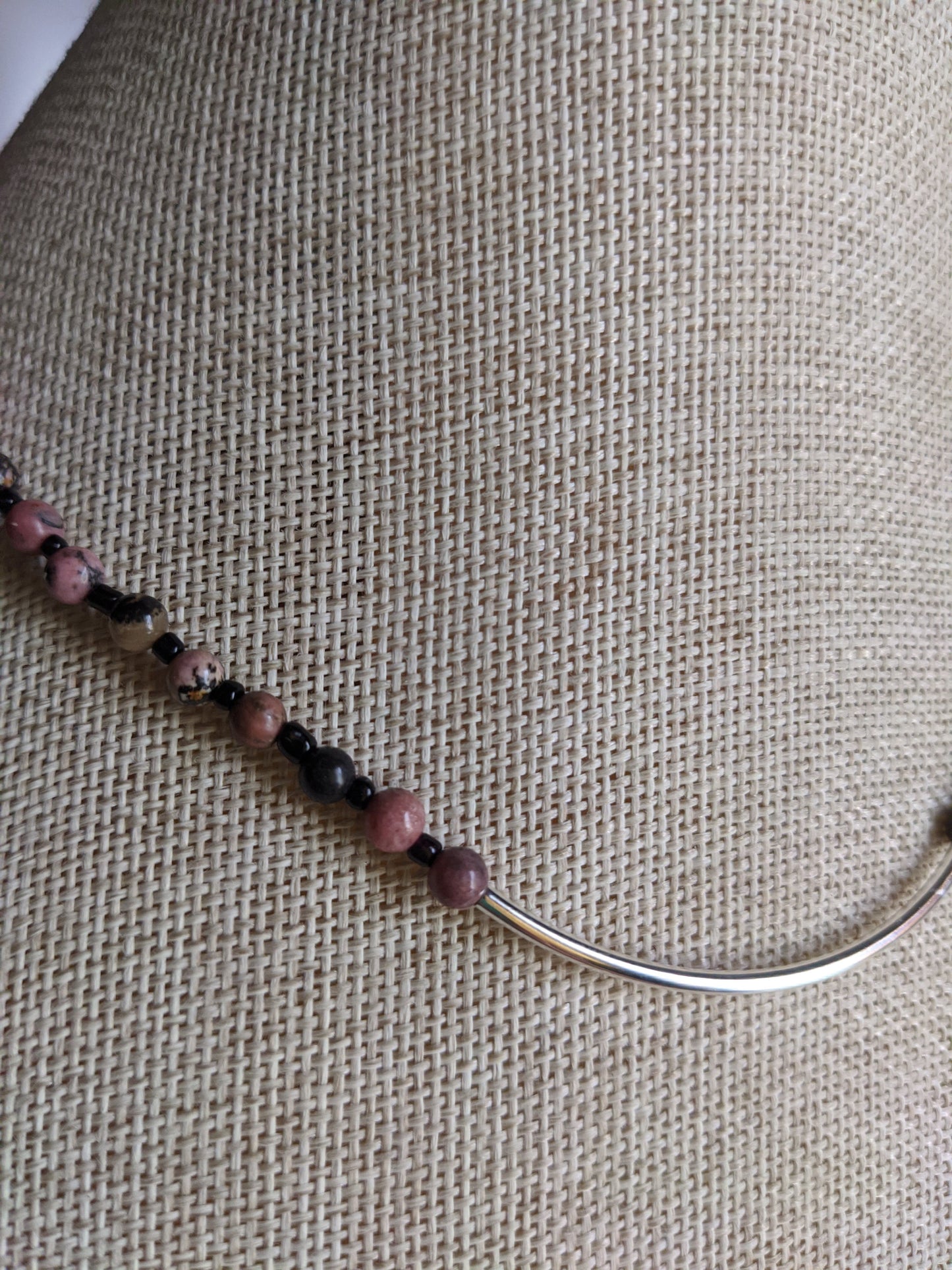 Collar corto llamativo de rodonita y barra de plata