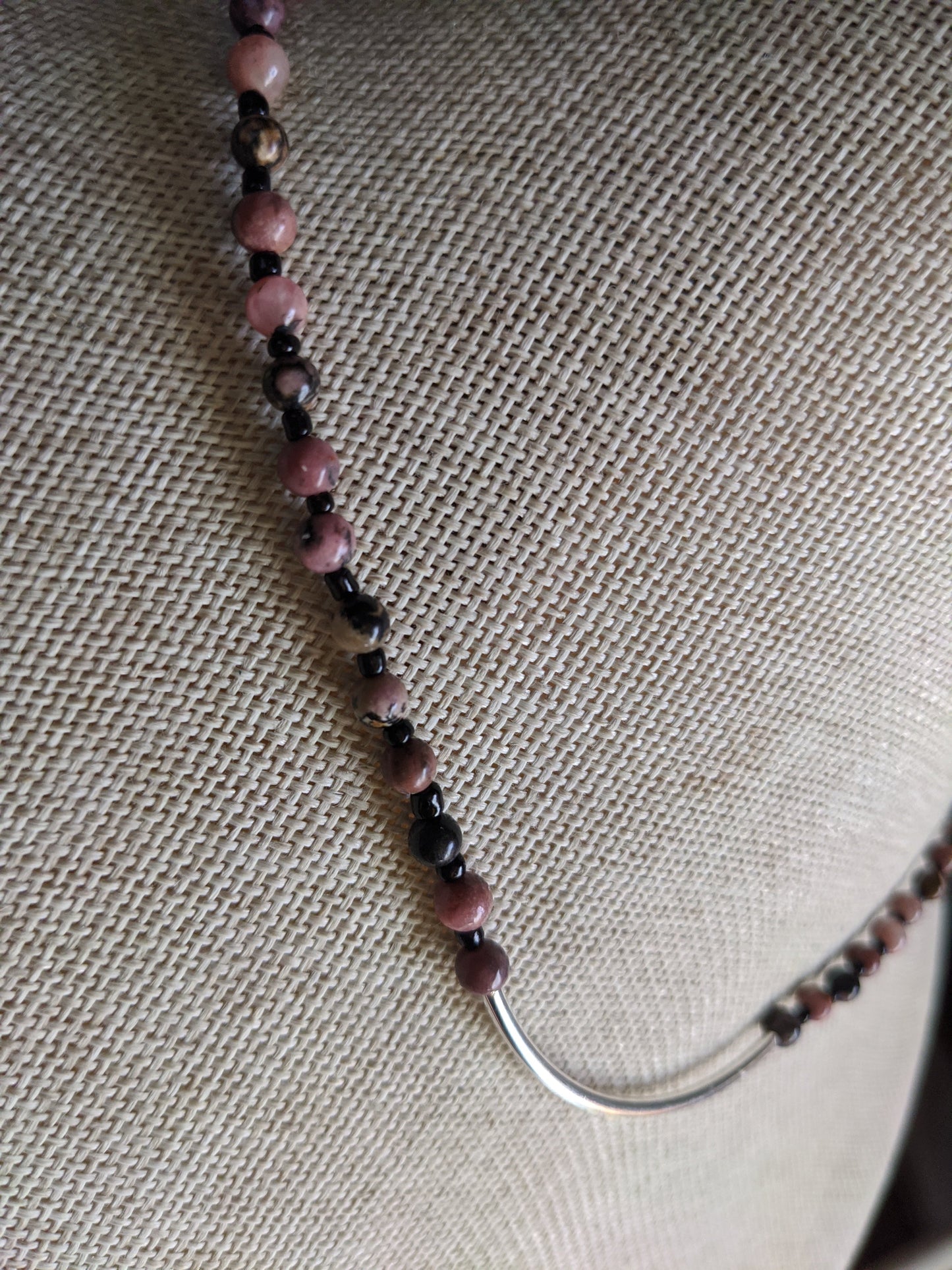 Collar corto llamativo de rodonita y barra de plata