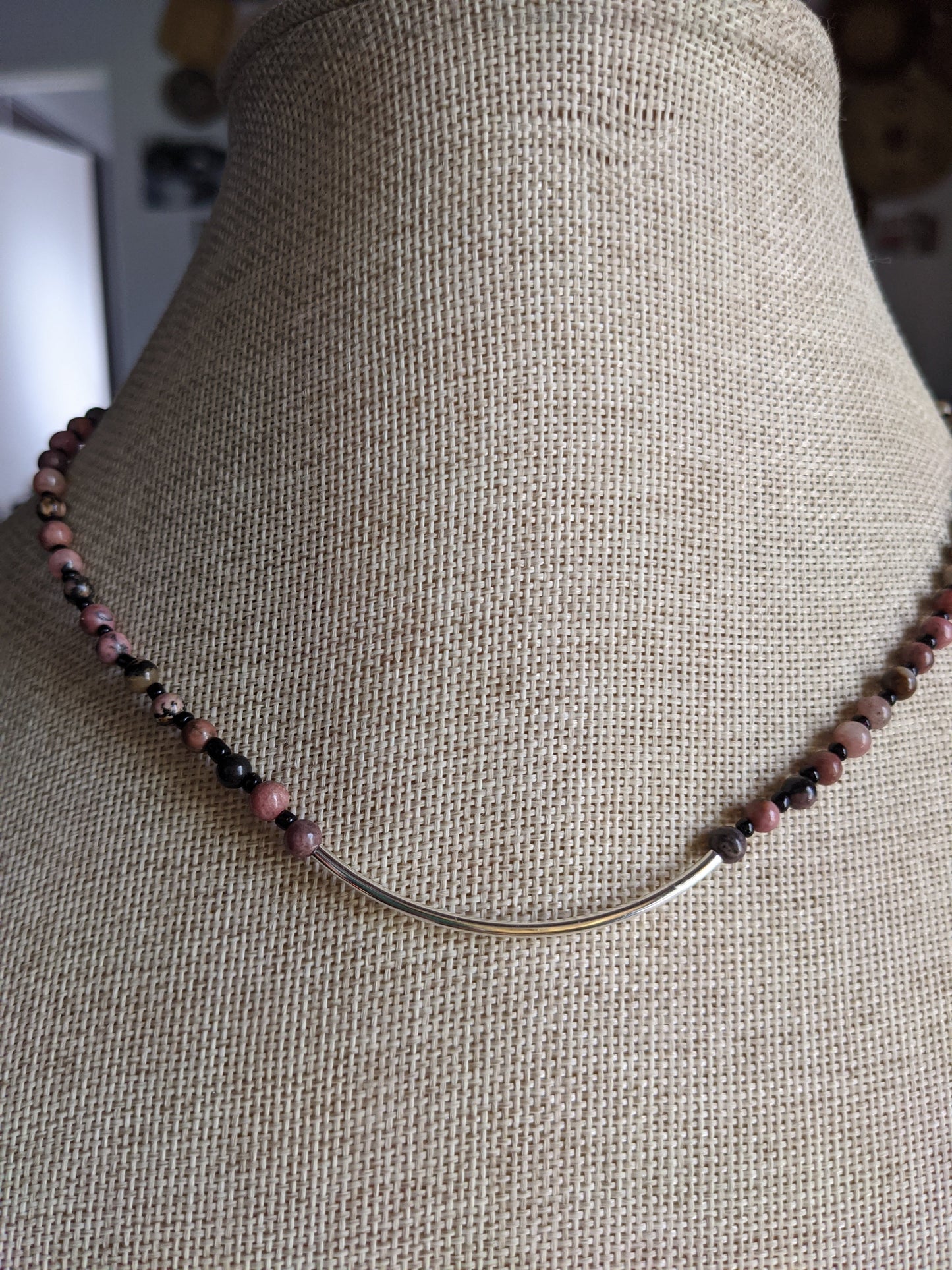 Collar corto llamativo de rodonita y barra de plata