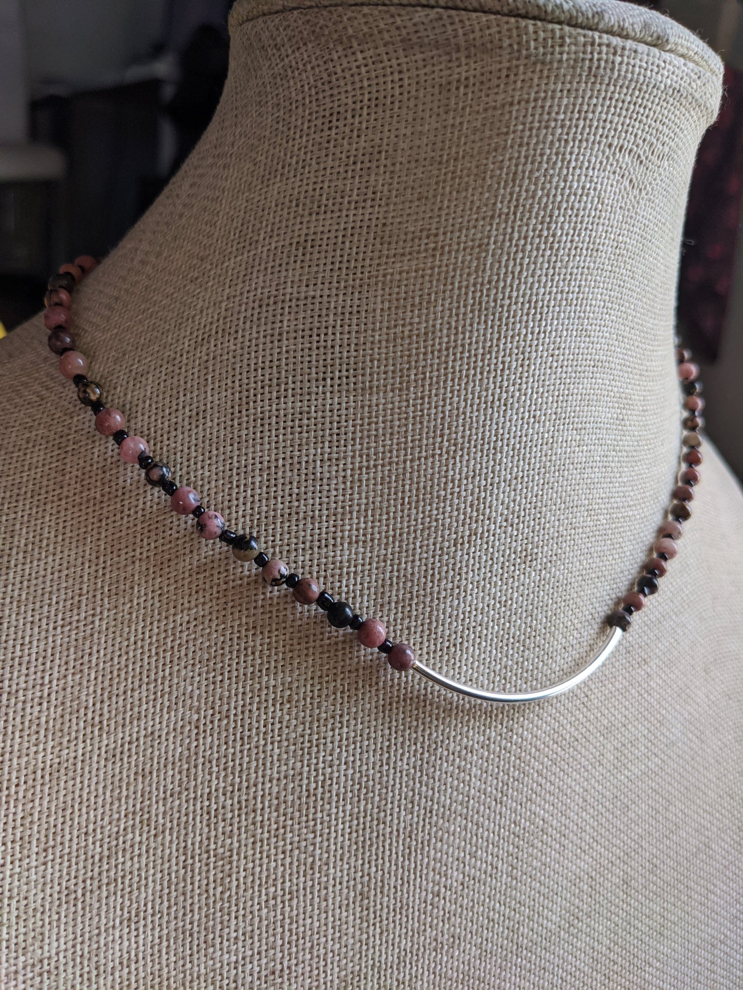 Collar corto llamativo de rodonita y barra de plata