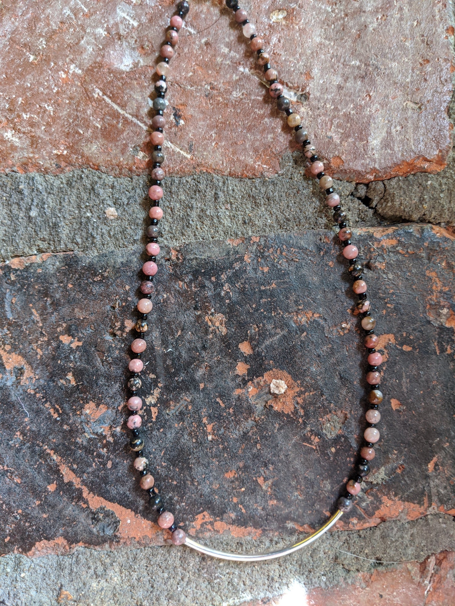 Collar corto llamativo de rodonita y barra de plata