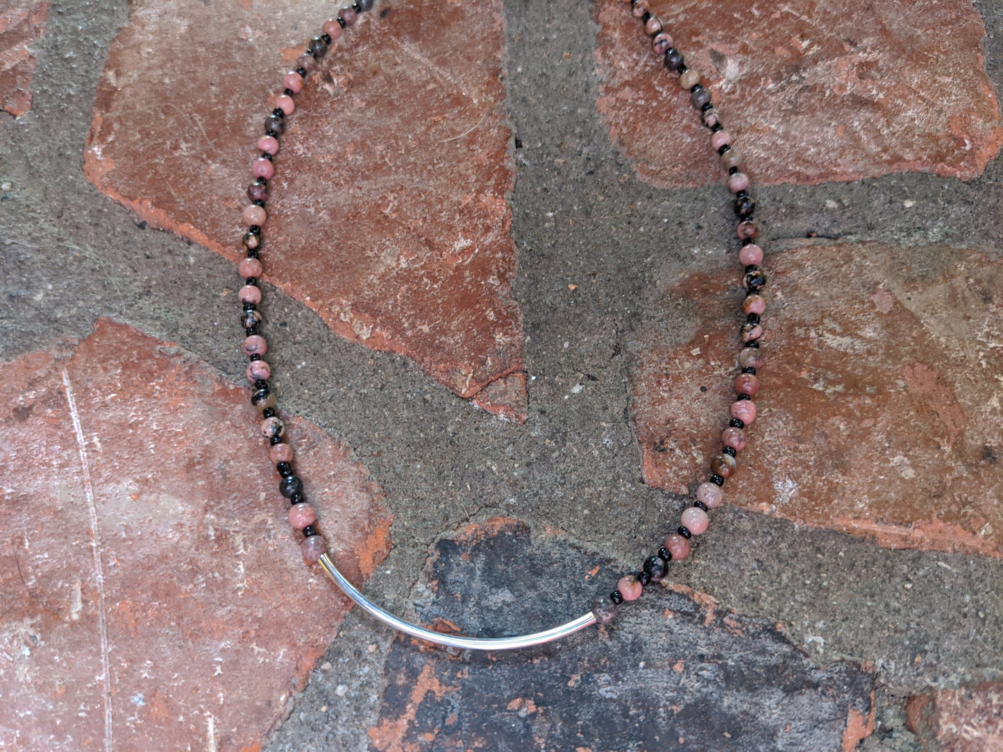 Collar corto llamativo de rodonita y barra de plata