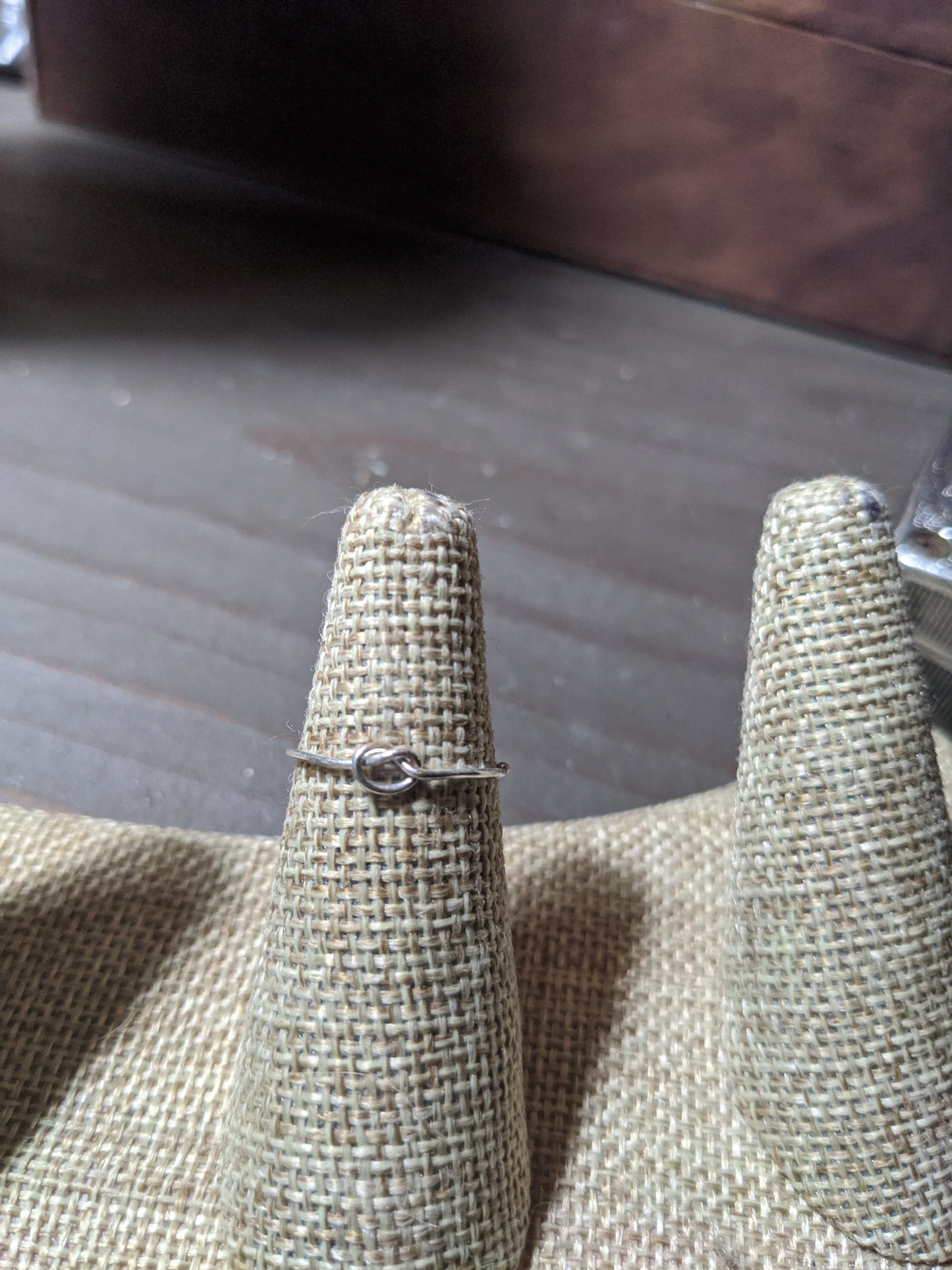 Anillo de plata de ley con nudo delicado