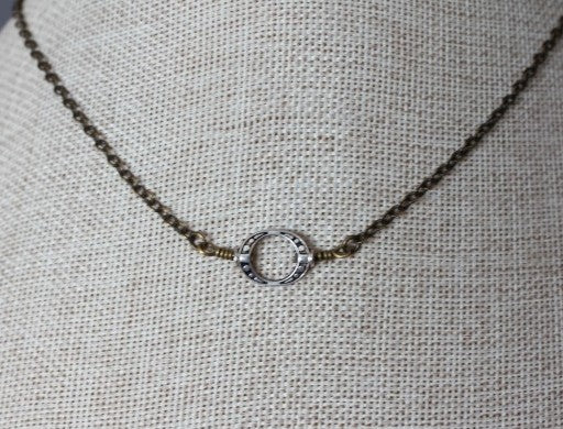 Colgante de círculo pequeño con cadena de latón