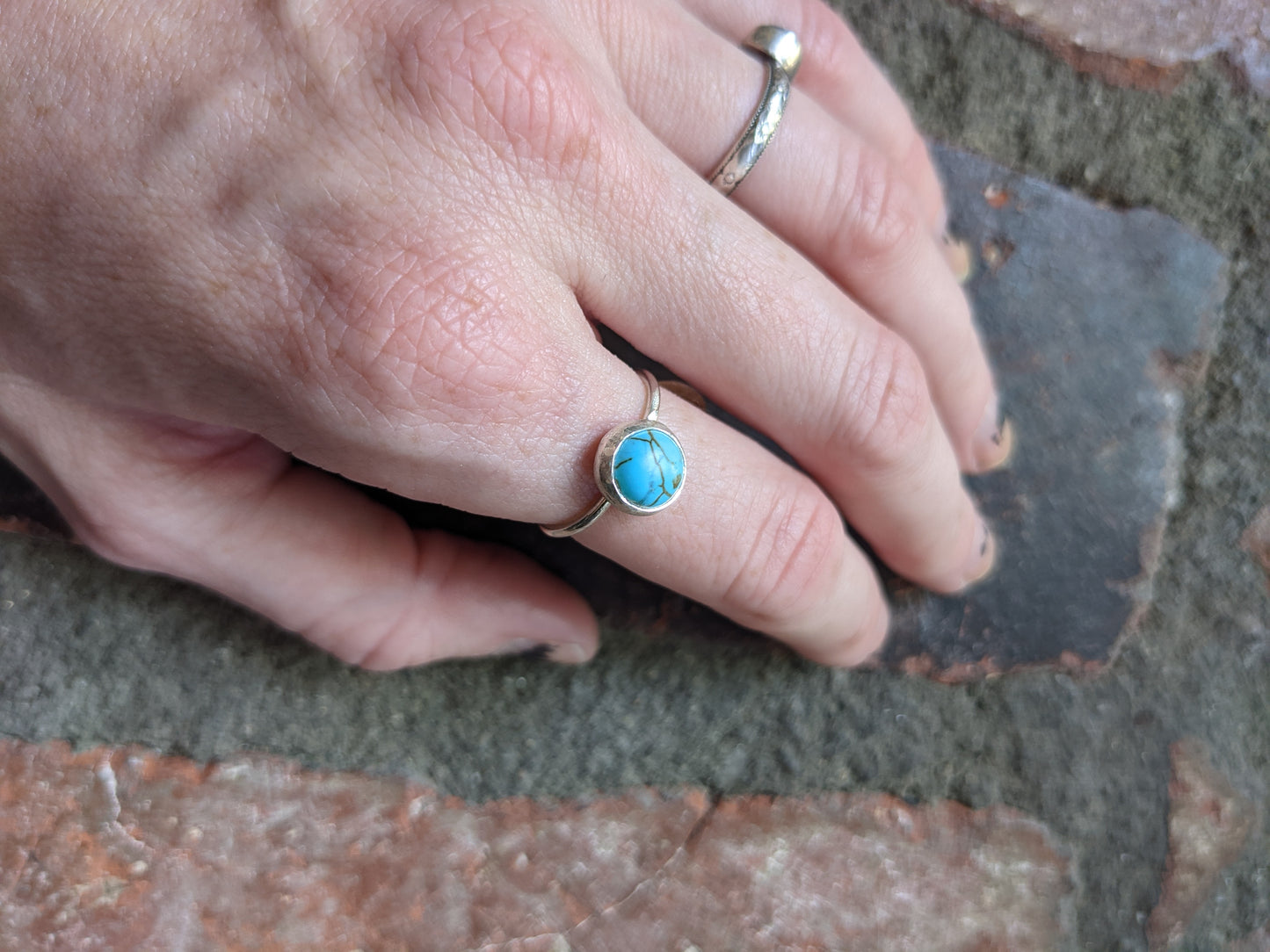 Anillo de plata de ley con howlita turquesa clara de 8 mm (varios tamaños disponibles)