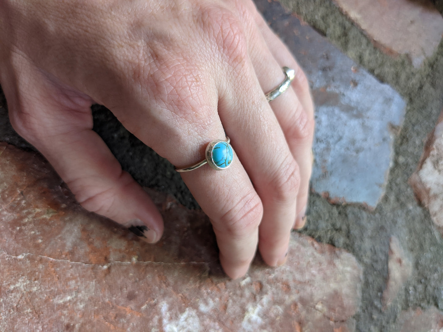 Anillo de plata de ley con howlita turquesa clara de 8 mm (varios tamaños disponibles)