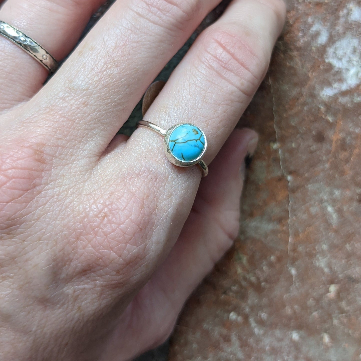 Anillo de plata de ley con howlita turquesa clara de 8 mm (varios tamaños disponibles)