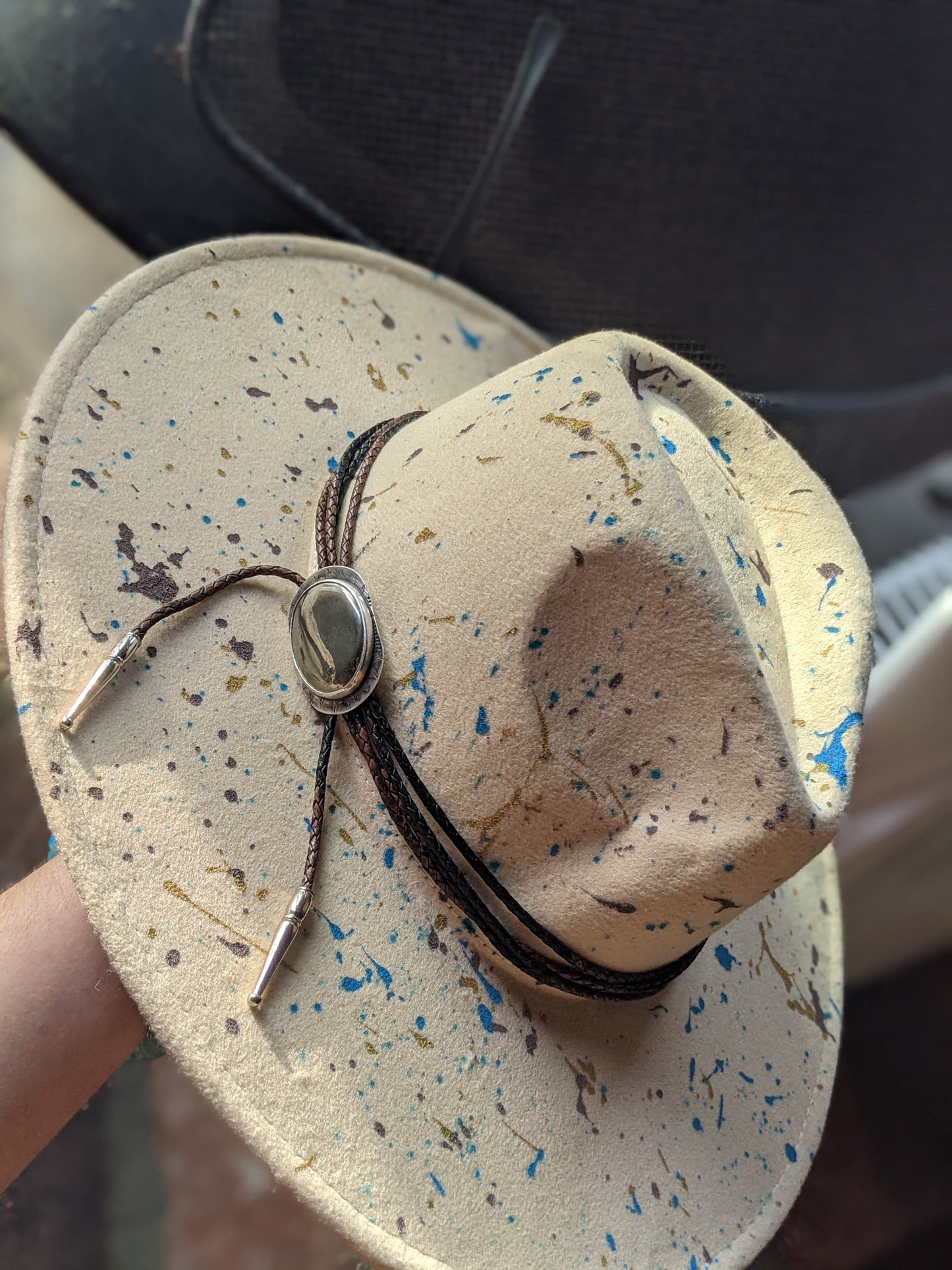 Sombrero de ala ancha beige con salpicaduras y banda color amatista - Talla grande