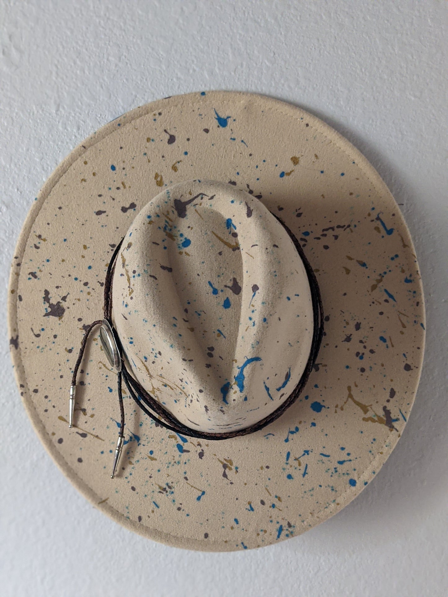 Sombrero de ala ancha beige con salpicaduras y banda color amatista - Talla grande
