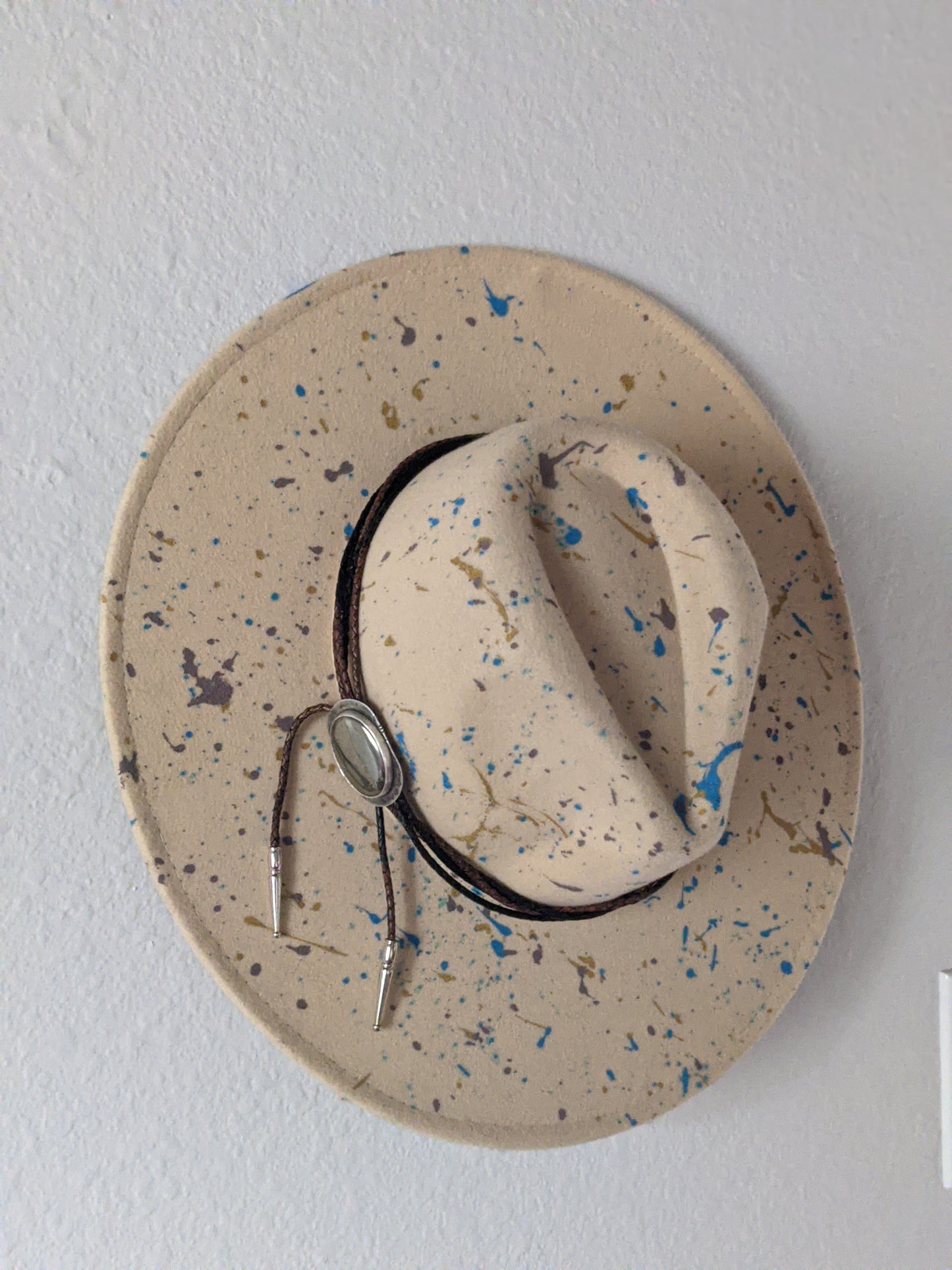 Sombrero de ala ancha beige con salpicaduras y banda color amatista - Talla grande